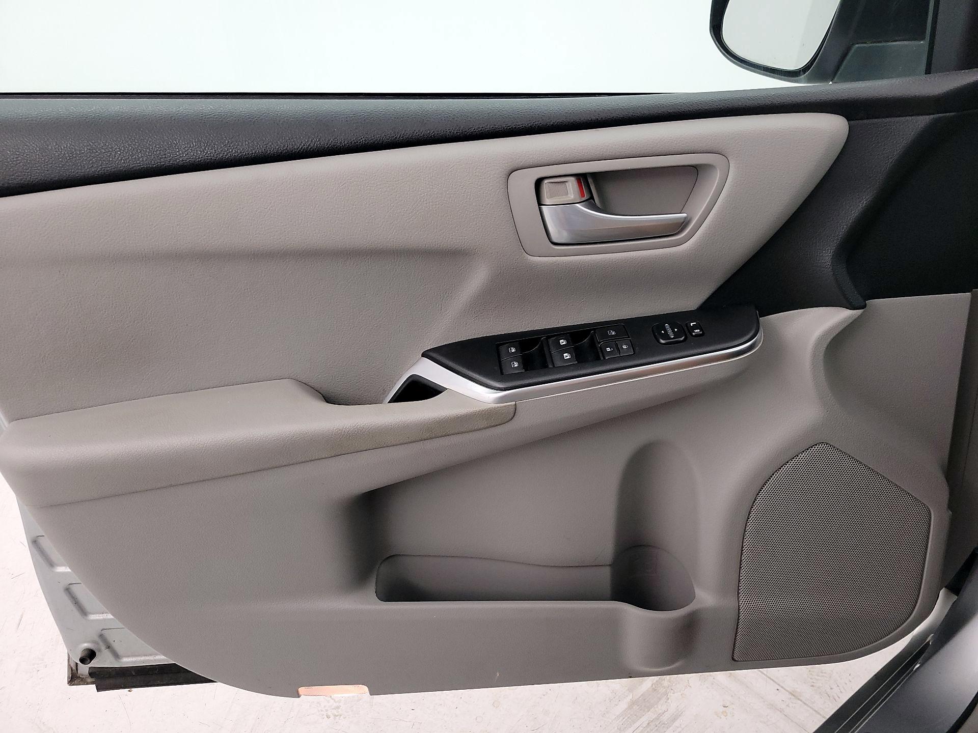 Thumbnail: 2015 Toyota Camry - 12