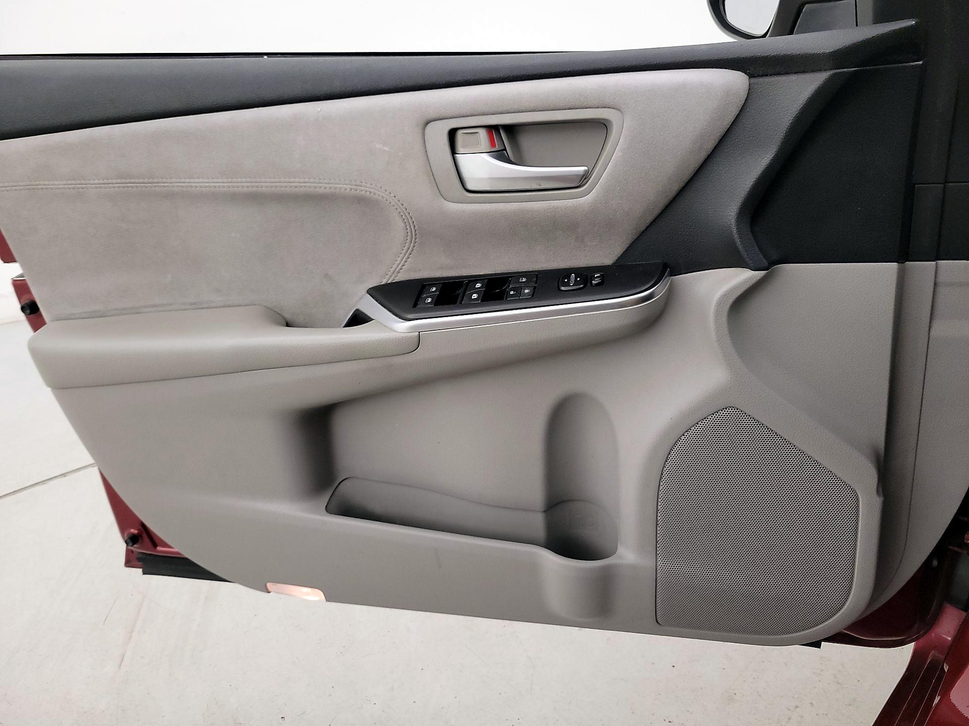 Thumbnail: 2015 Toyota Camry - 12