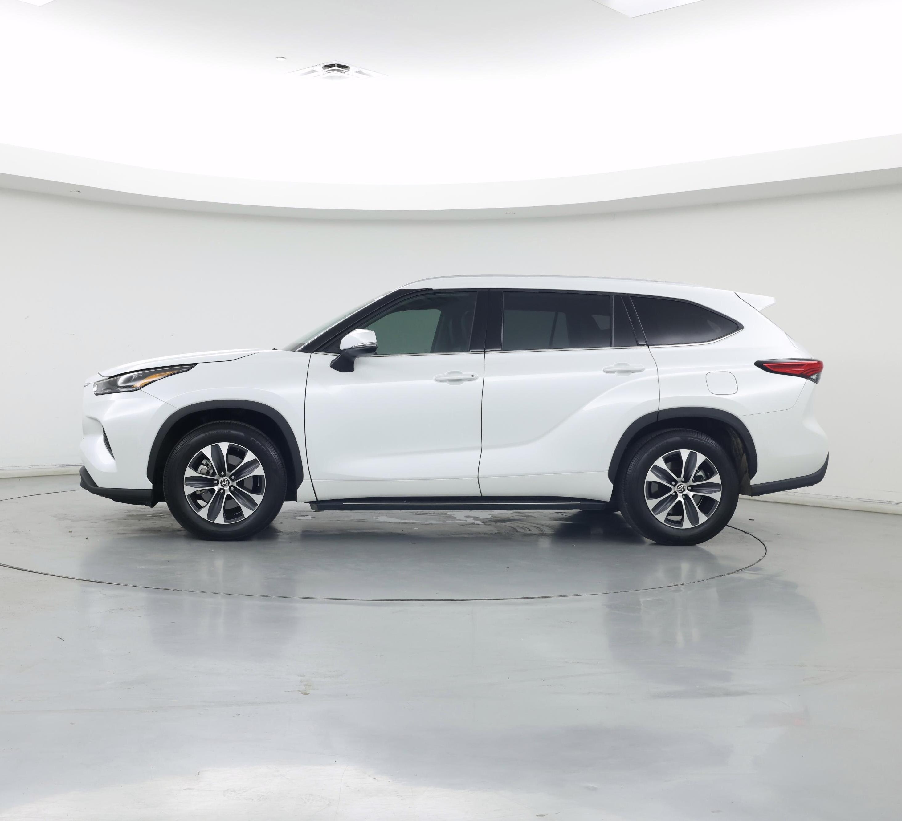 Thumbnail: 2022 Toyota Highlander - 3