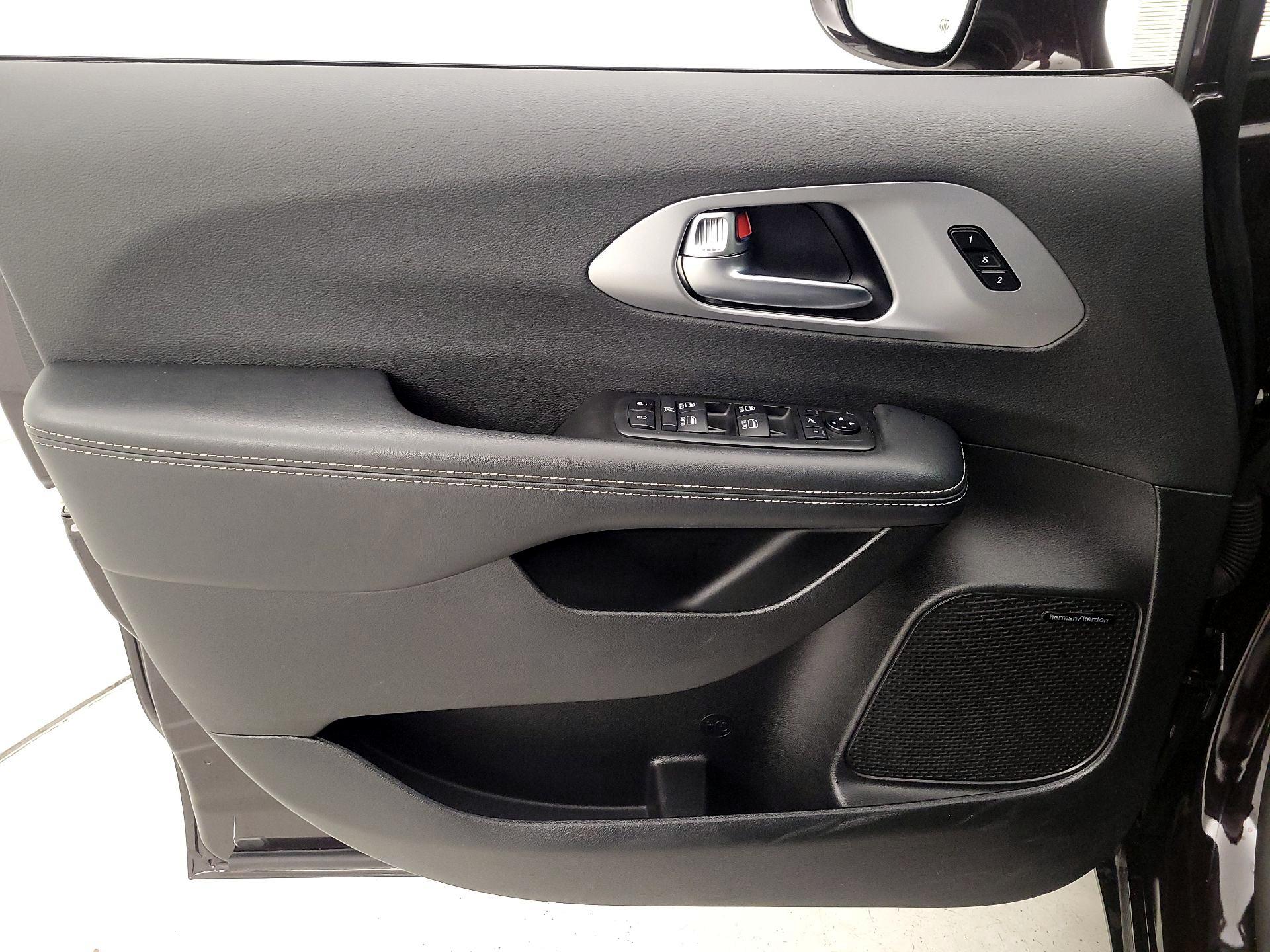Thumbnail: 2019 Chrysler Pacifica - 12