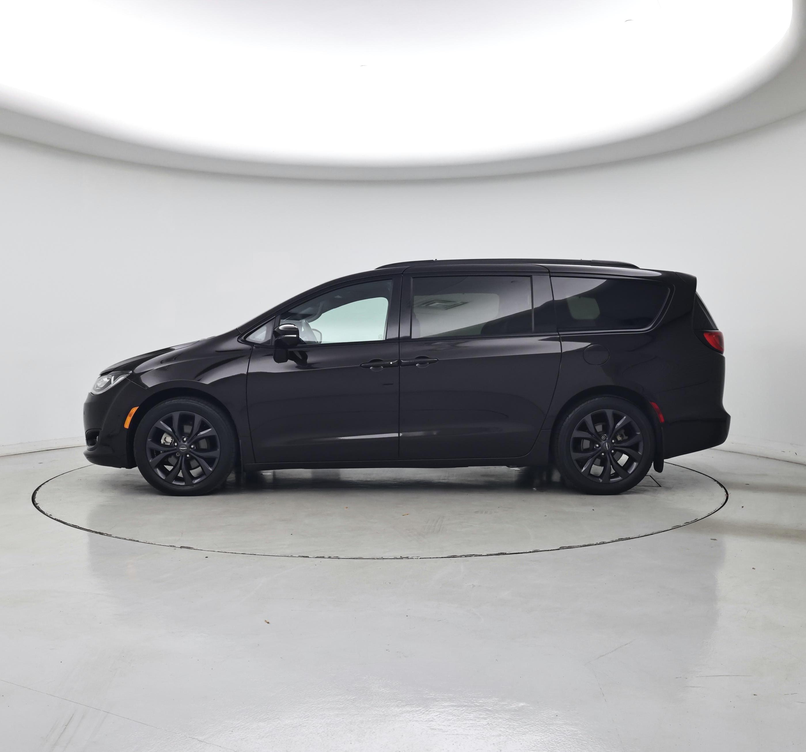 Thumbnail: 2019 Chrysler Pacifica - 3