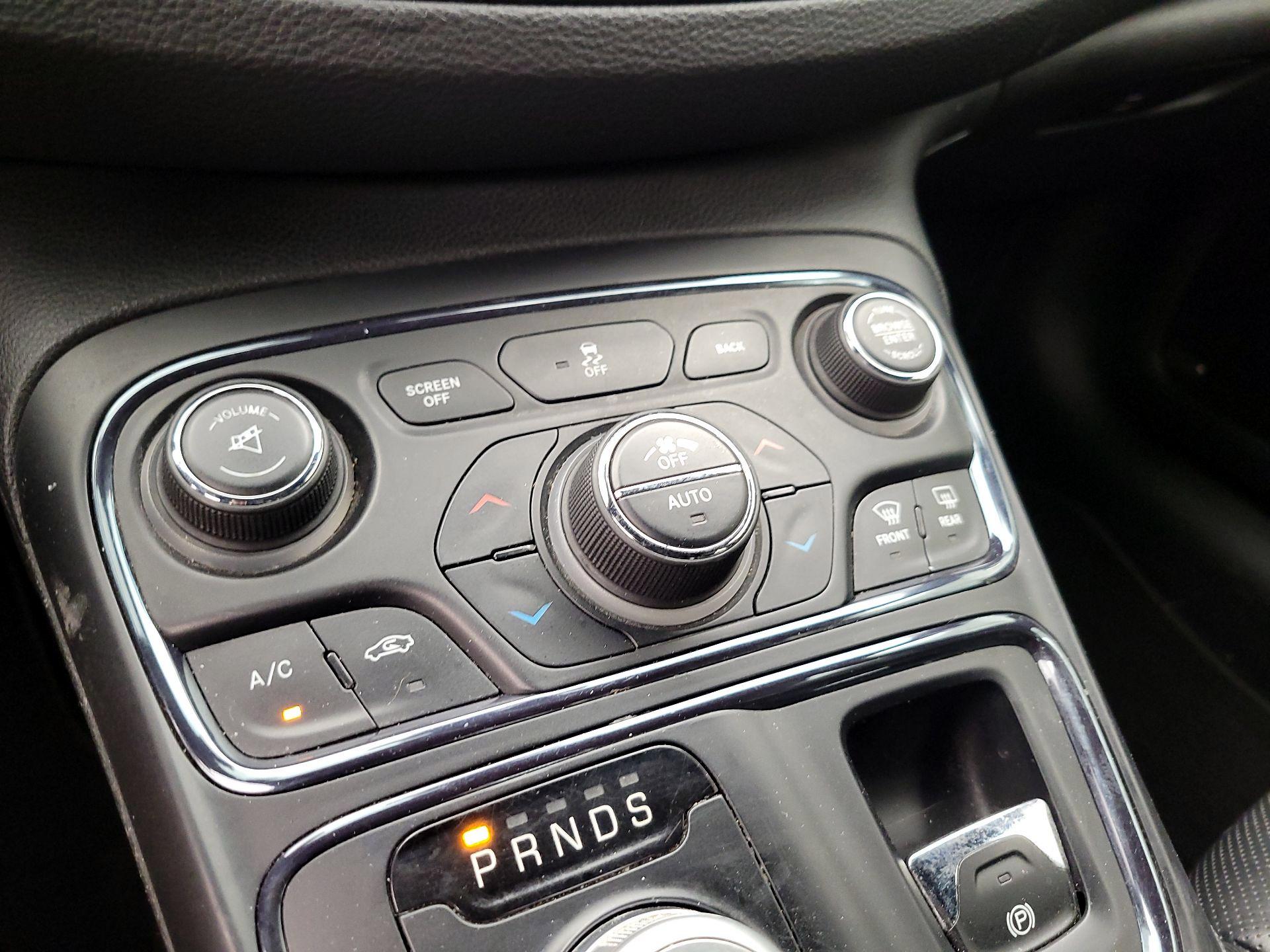 Thumbnail: 2015 Chrysler 200 - 17