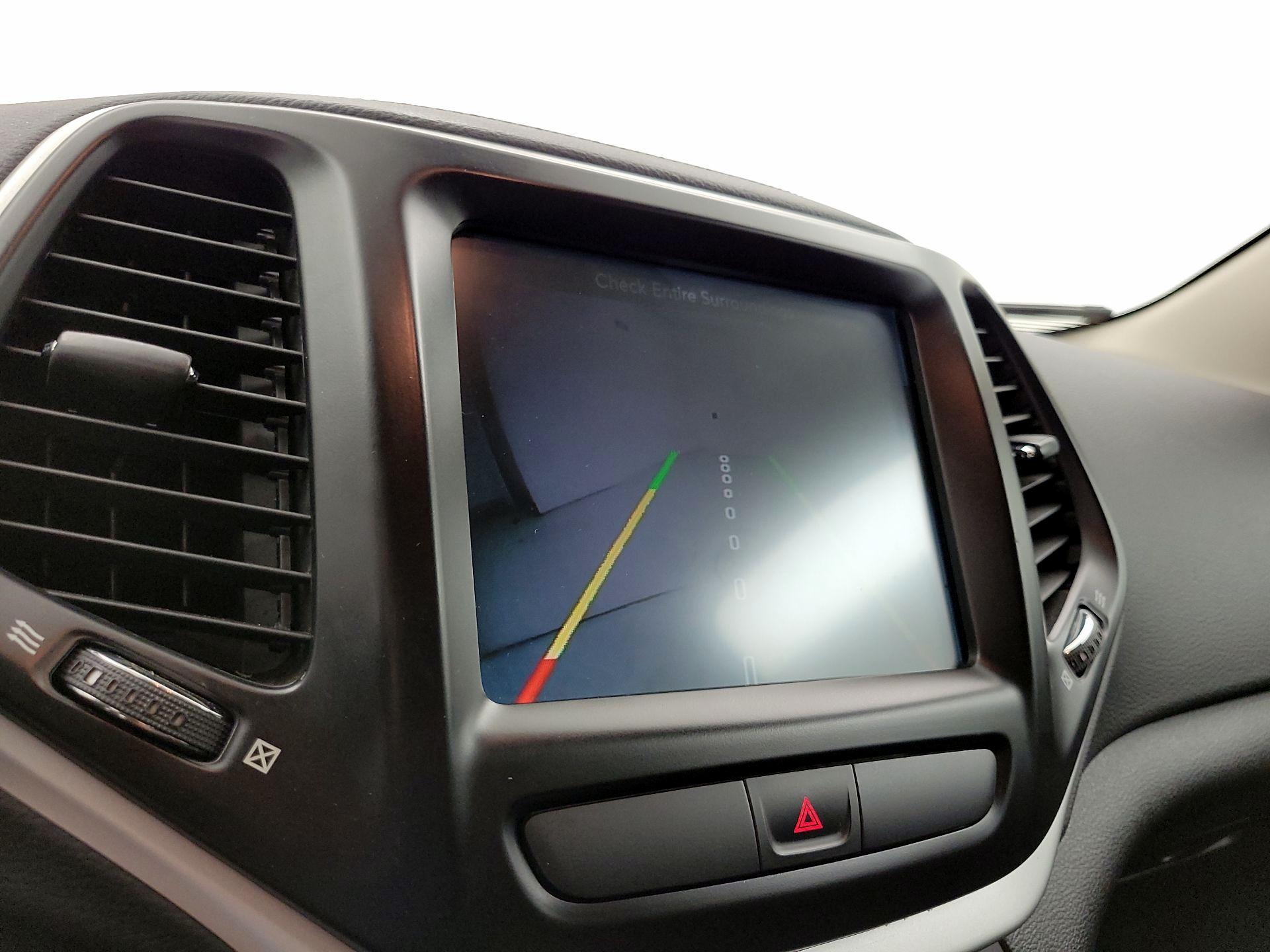 Thumbnail: 2018 Jeep Cherokee - 14