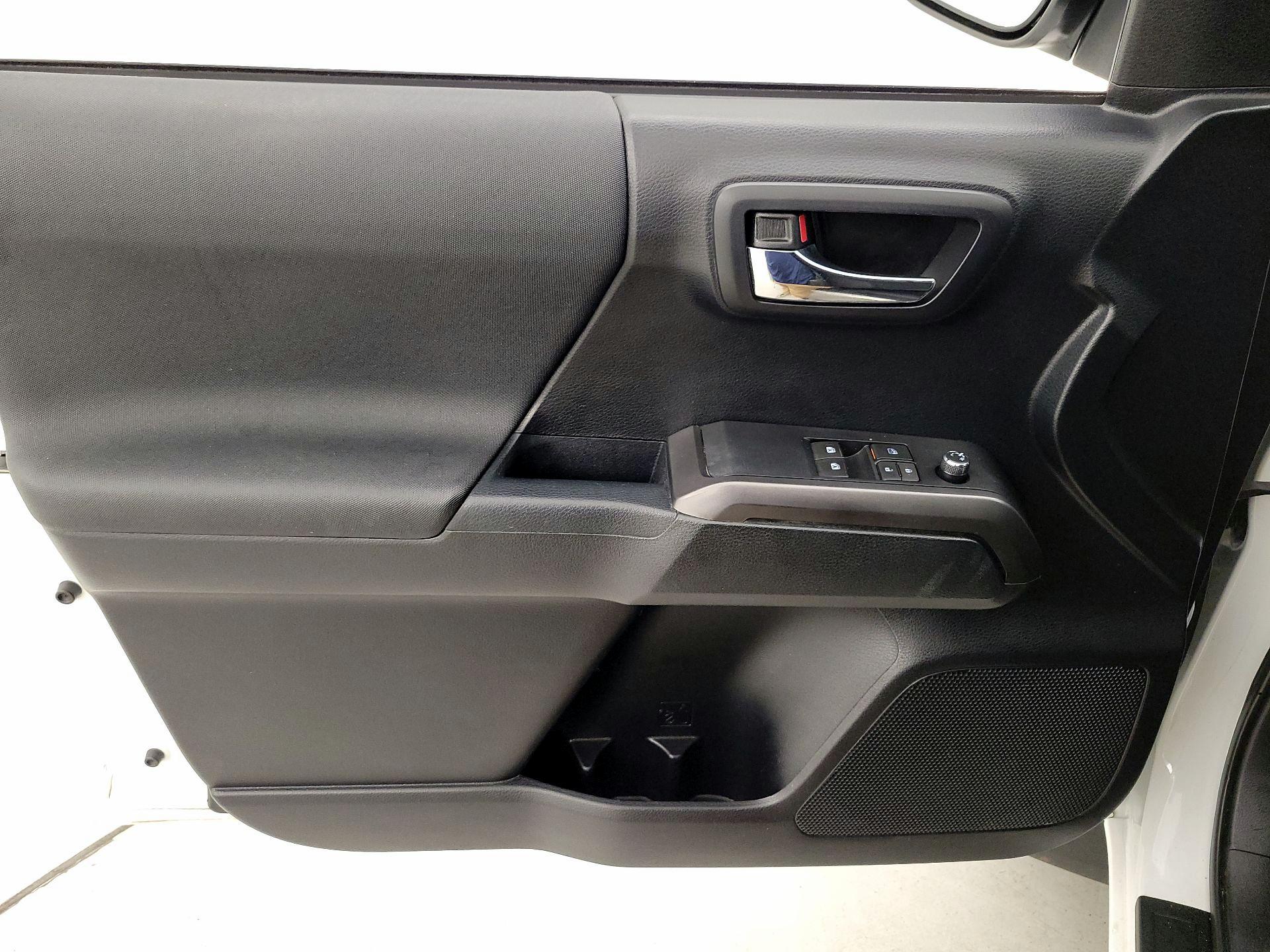 Thumbnail: 2016 Toyota Tacoma - 12