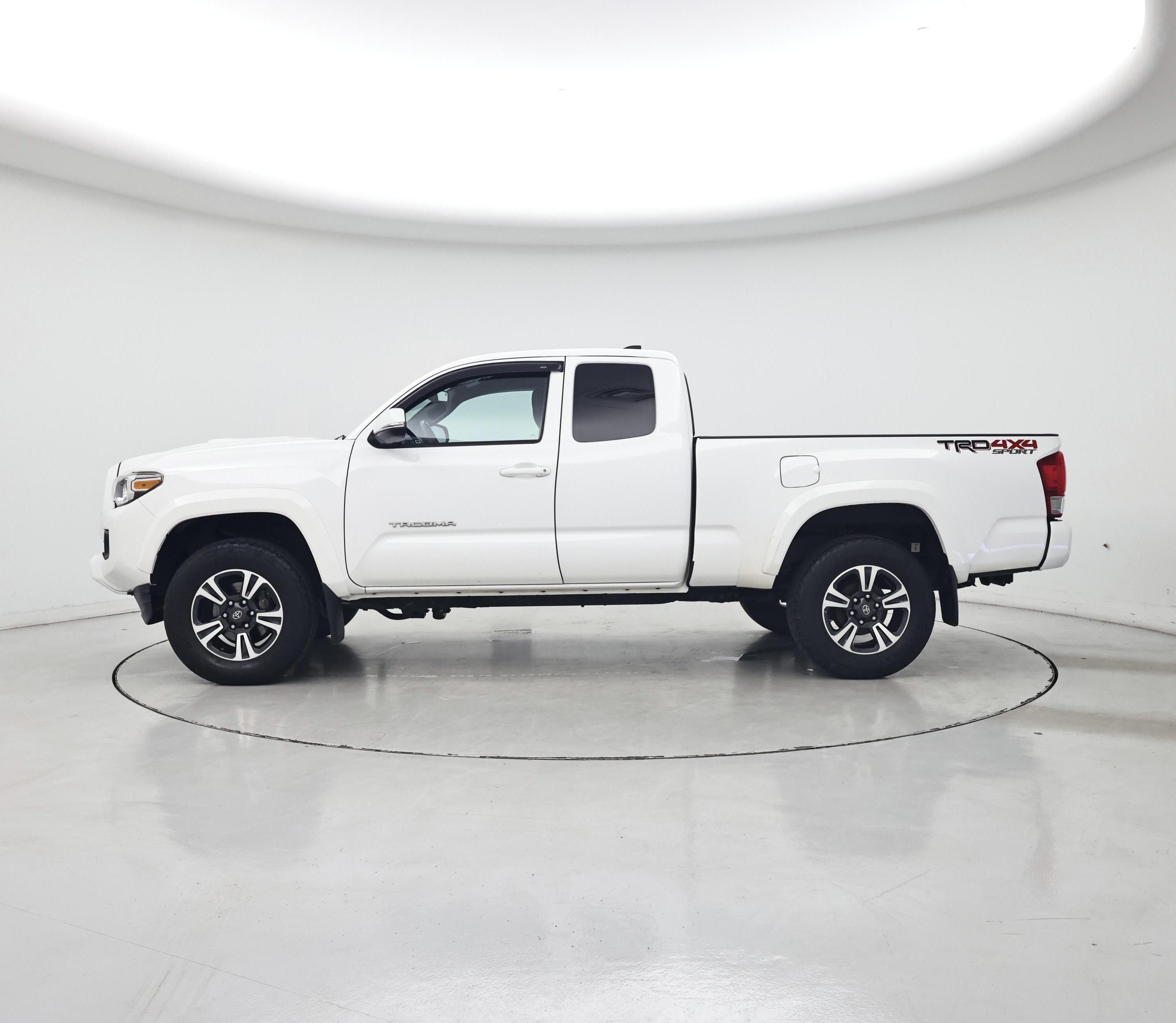 Thumbnail: 2016 Toyota Tacoma - 3