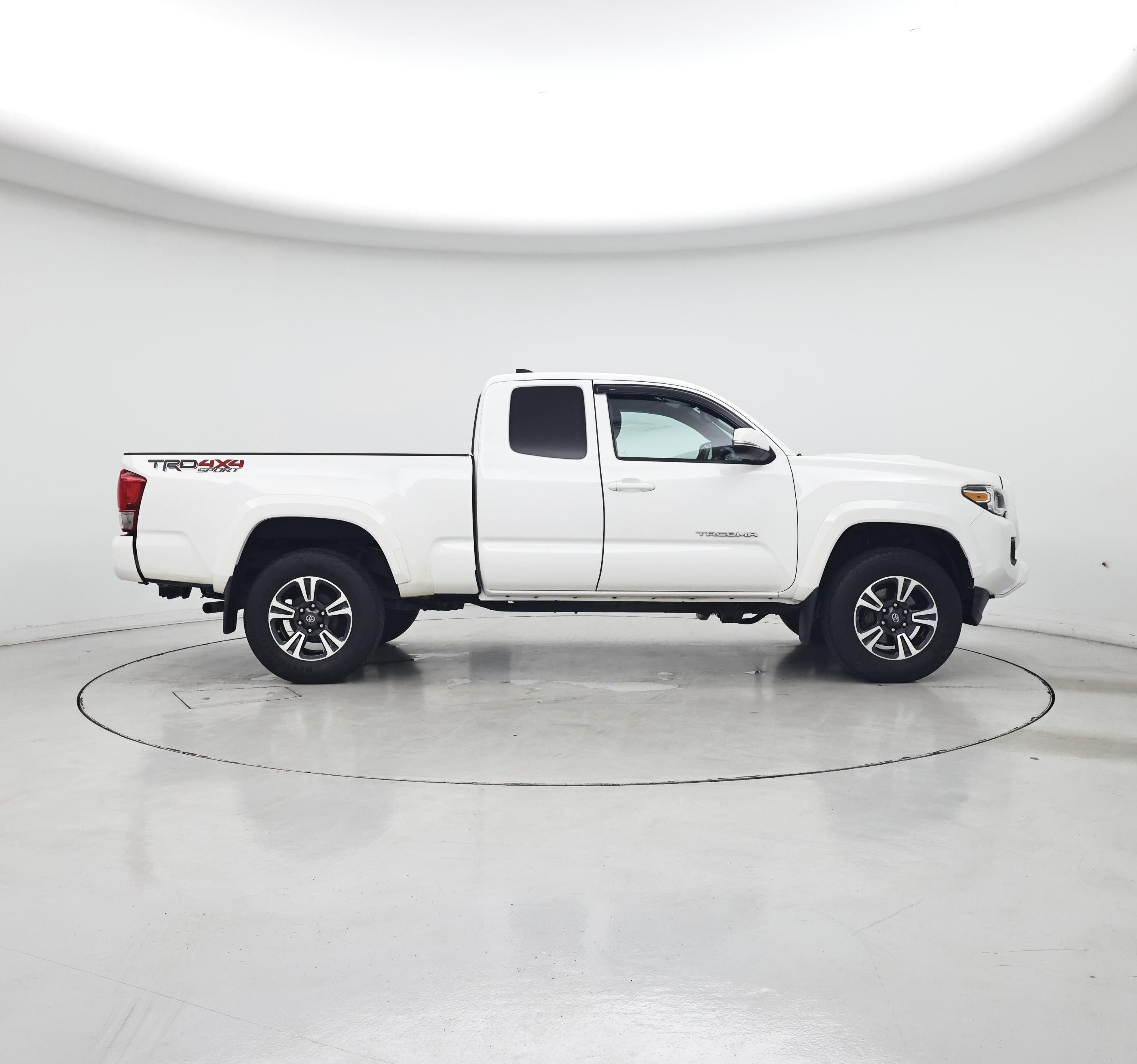 Thumbnail: 2016 Toyota Tacoma - 7