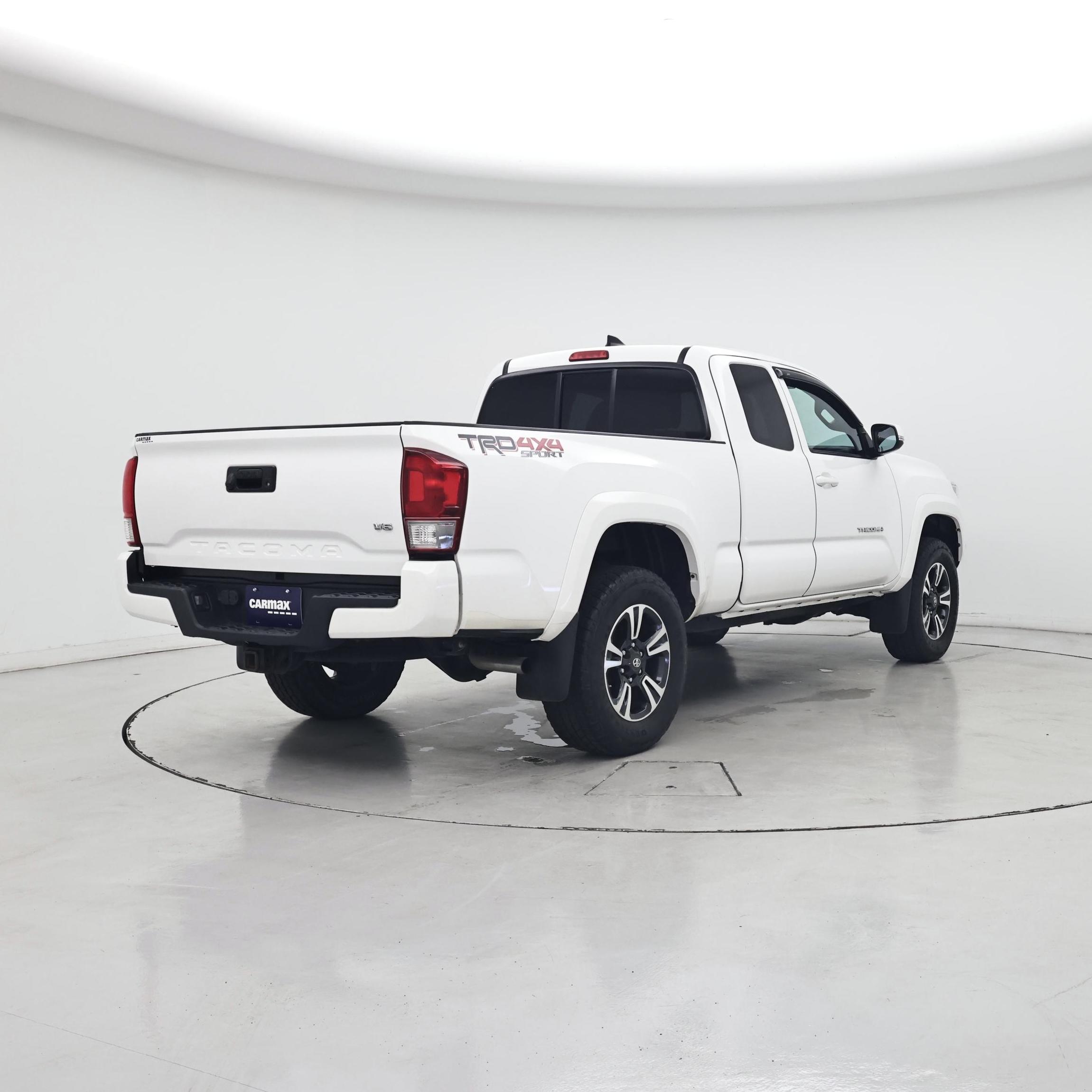 Thumbnail: 2016 Toyota Tacoma - 8