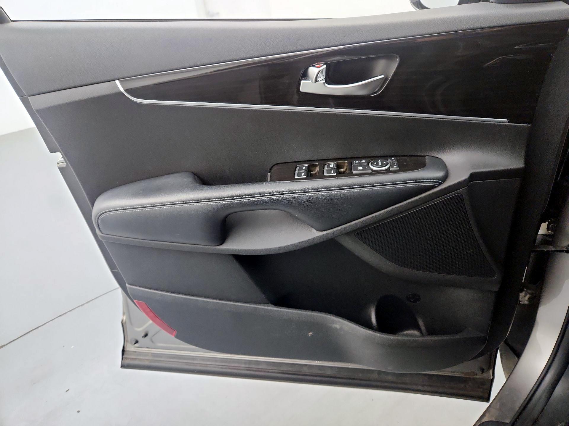 Thumbnail: 2019 Kia Sorento - 12
