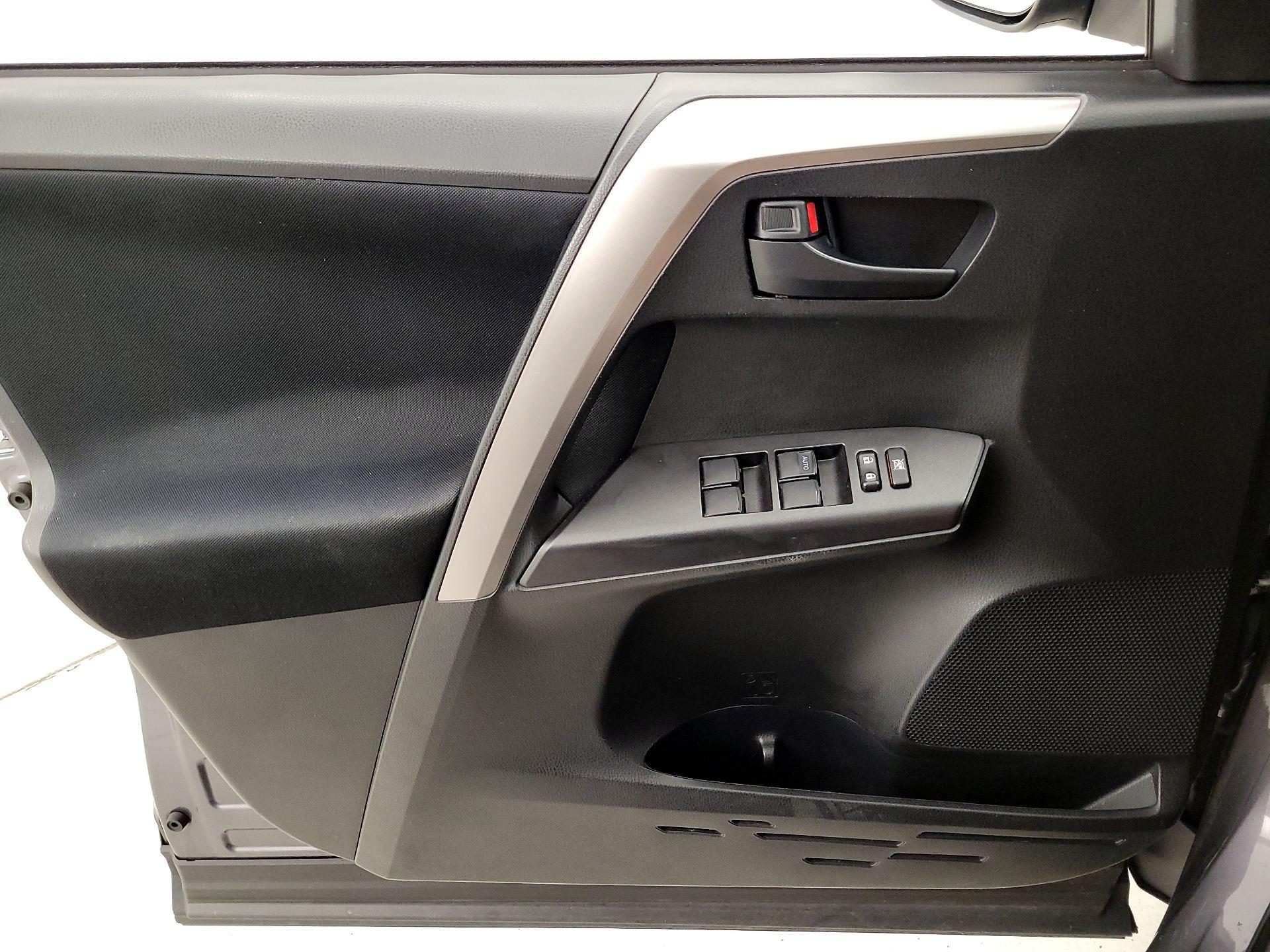 Thumbnail: 2016 Toyota RAV4 - 12