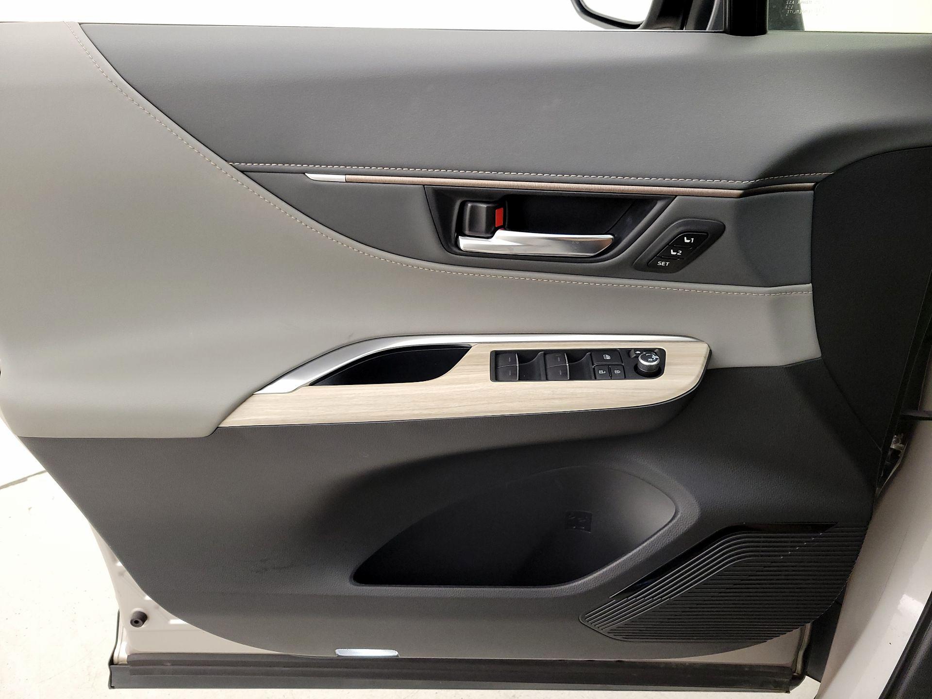 Thumbnail: 2021 Toyota Venza - 12