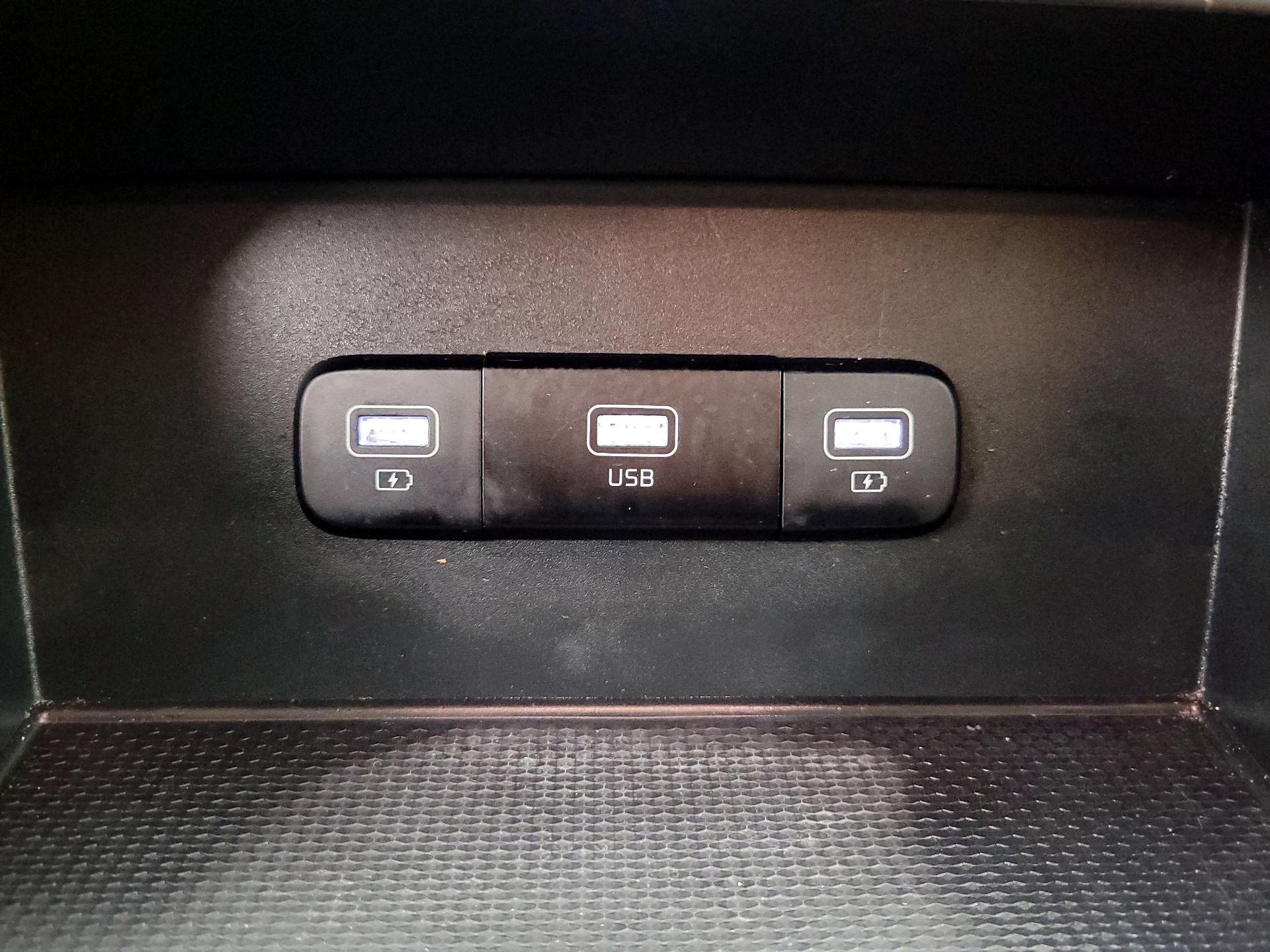 Thumbnail: 2022 Kia Carnival - 18