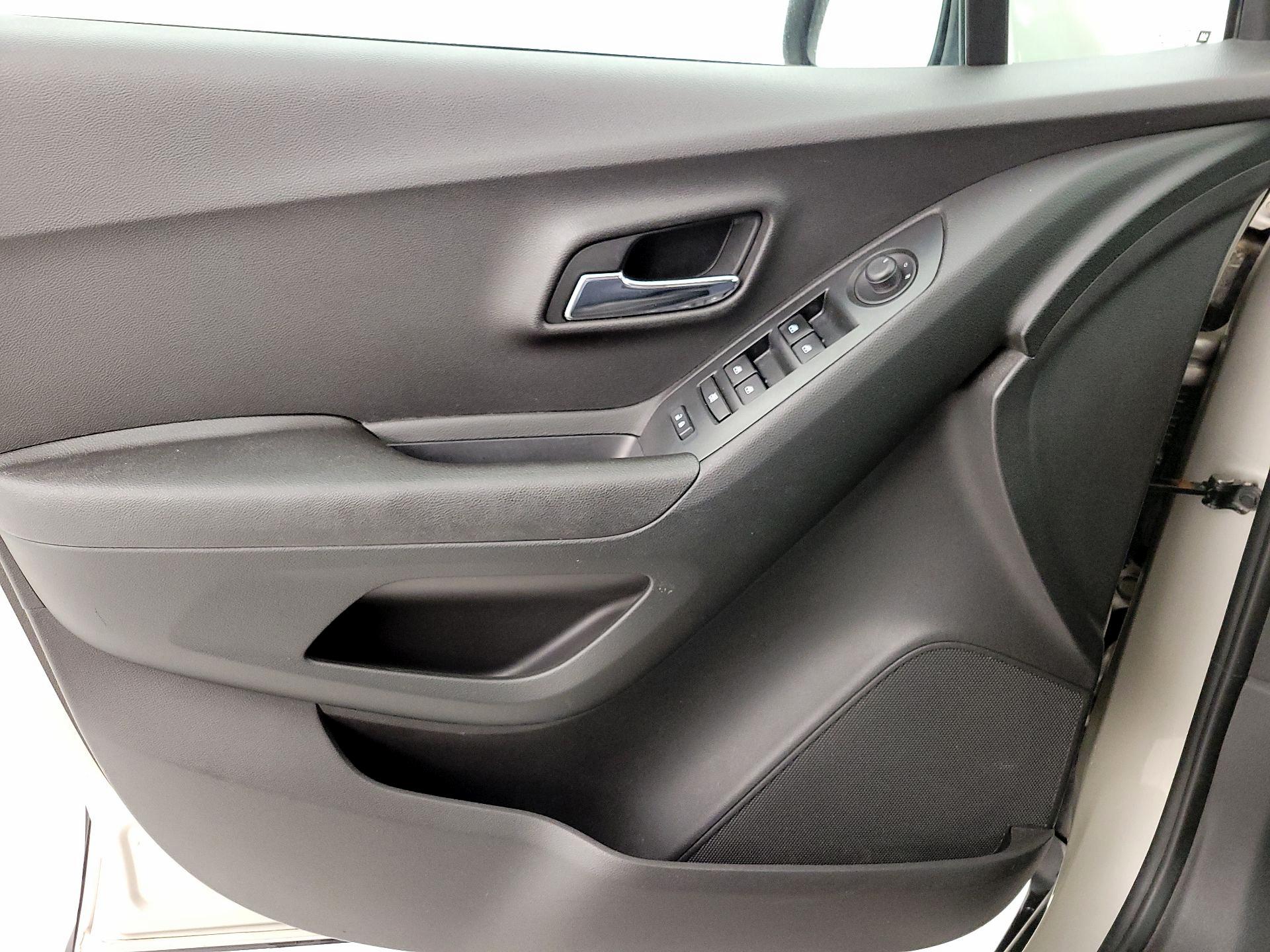 Thumbnail: 2016 Chevrolet Trax - 12