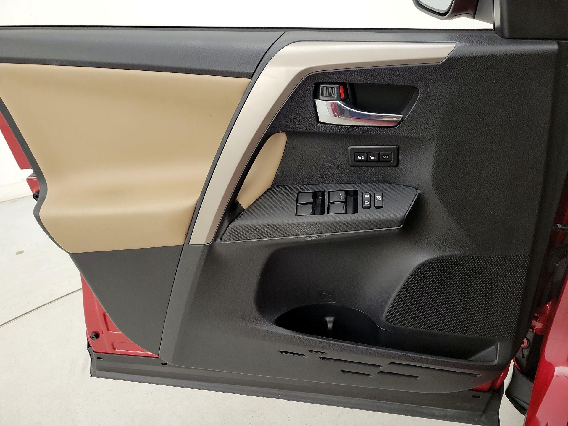 Thumbnail: 2015 Toyota RAV4 - 12
