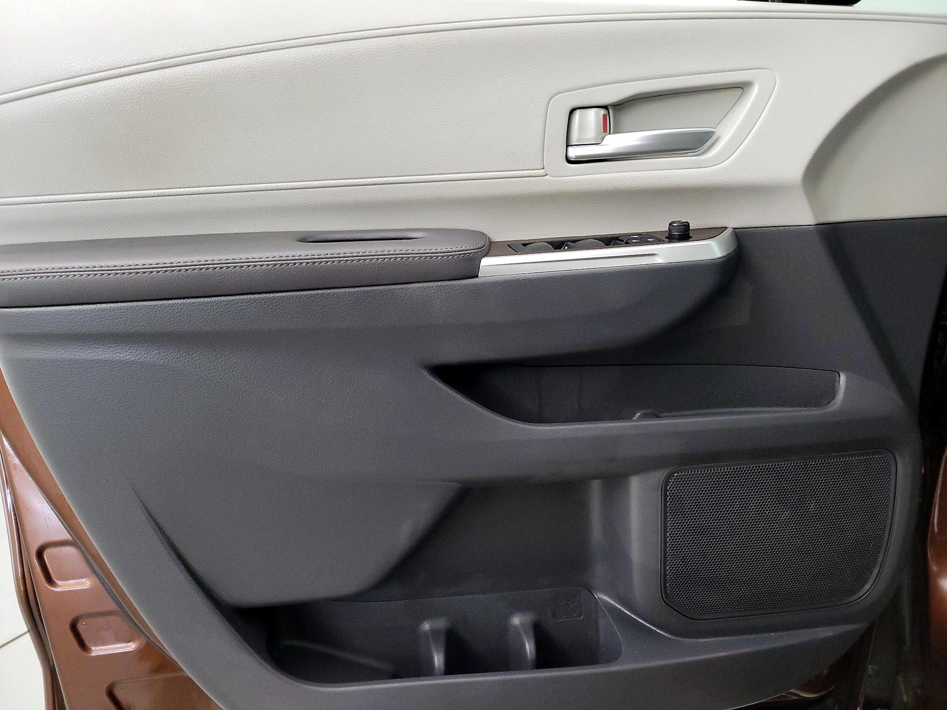 Thumbnail: 2023 Toyota Sienna - 12