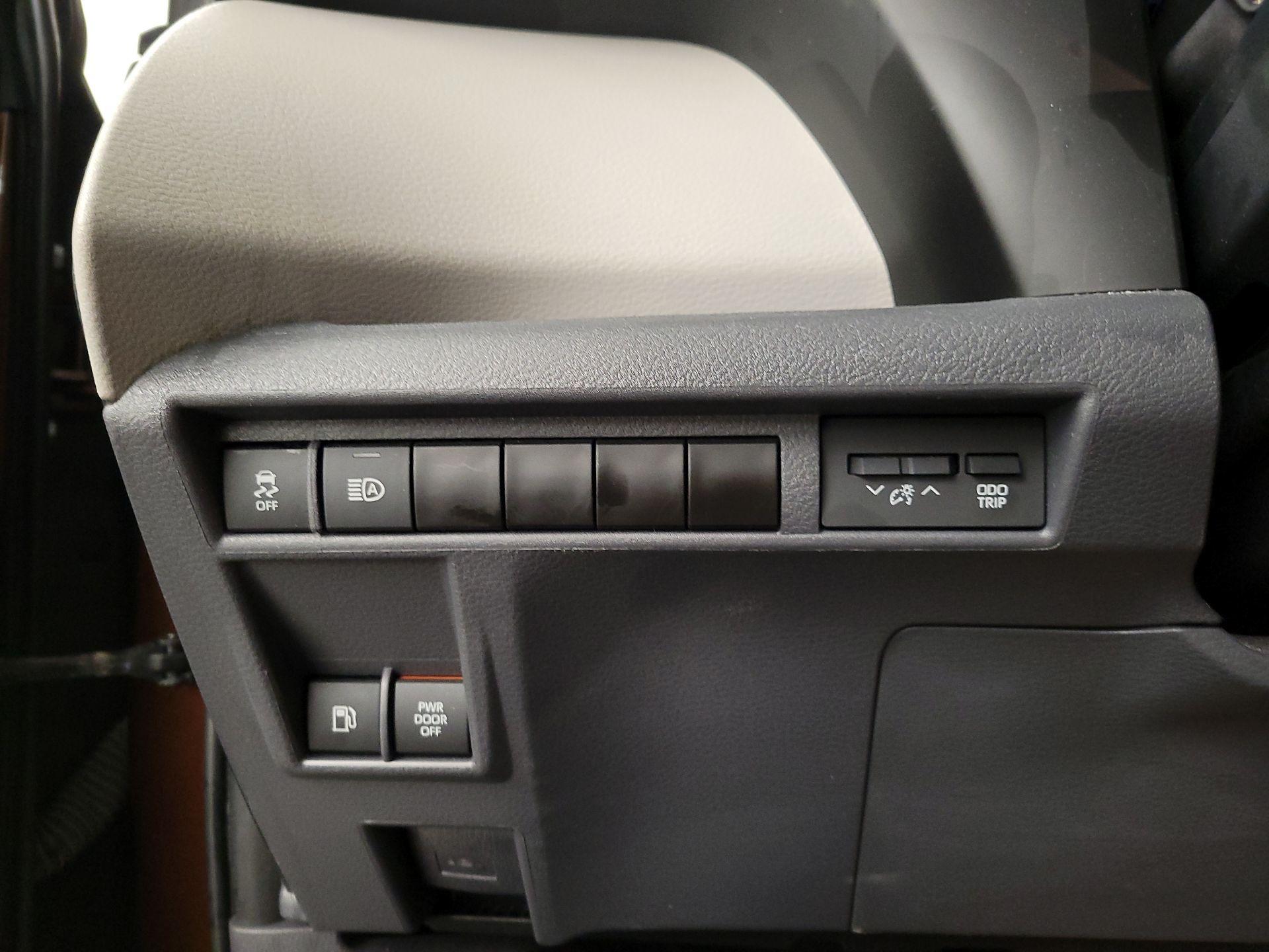 Thumbnail: 2023 Toyota Sienna - 13