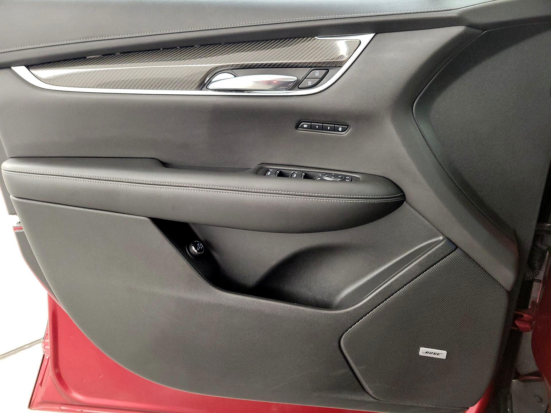 Thumbnail: 2022 Cadillac XT6 - 12