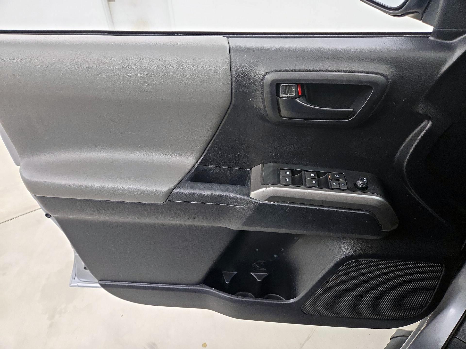 Thumbnail: 2019 Toyota Tacoma - 12