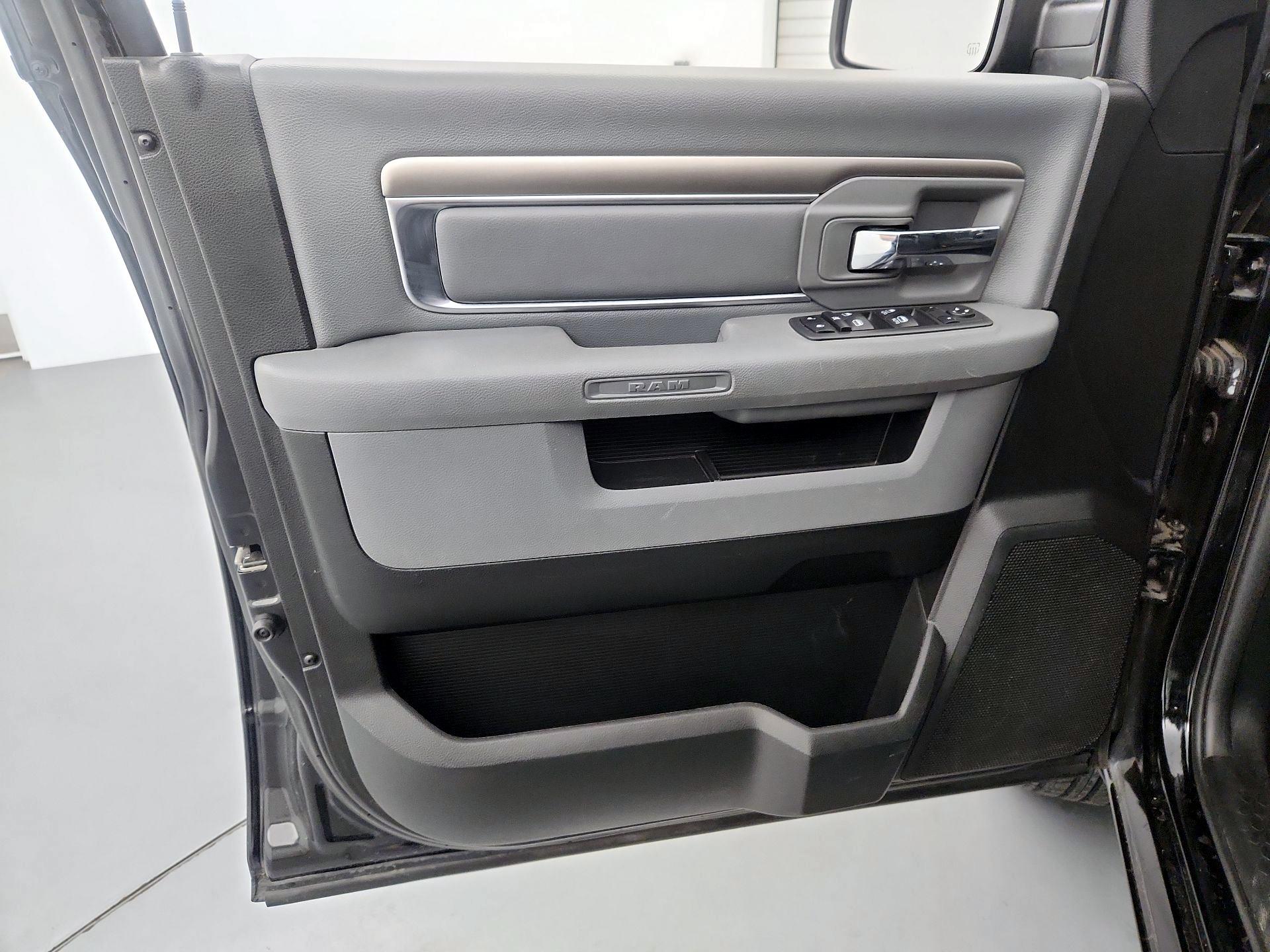 Thumbnail: 2020 RAM 1500 Classic - 12