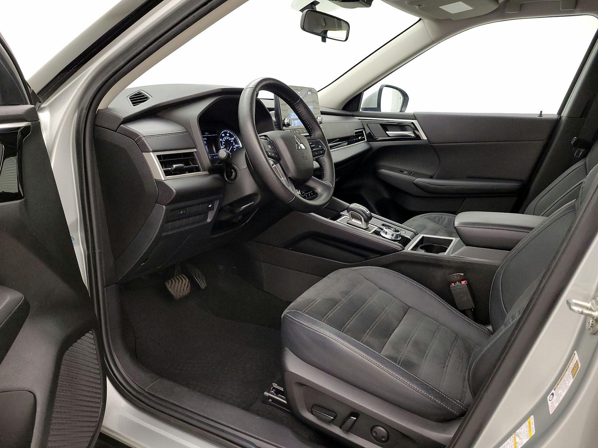 Thumbnail: 2023 Mitsubishi Outlander - 11