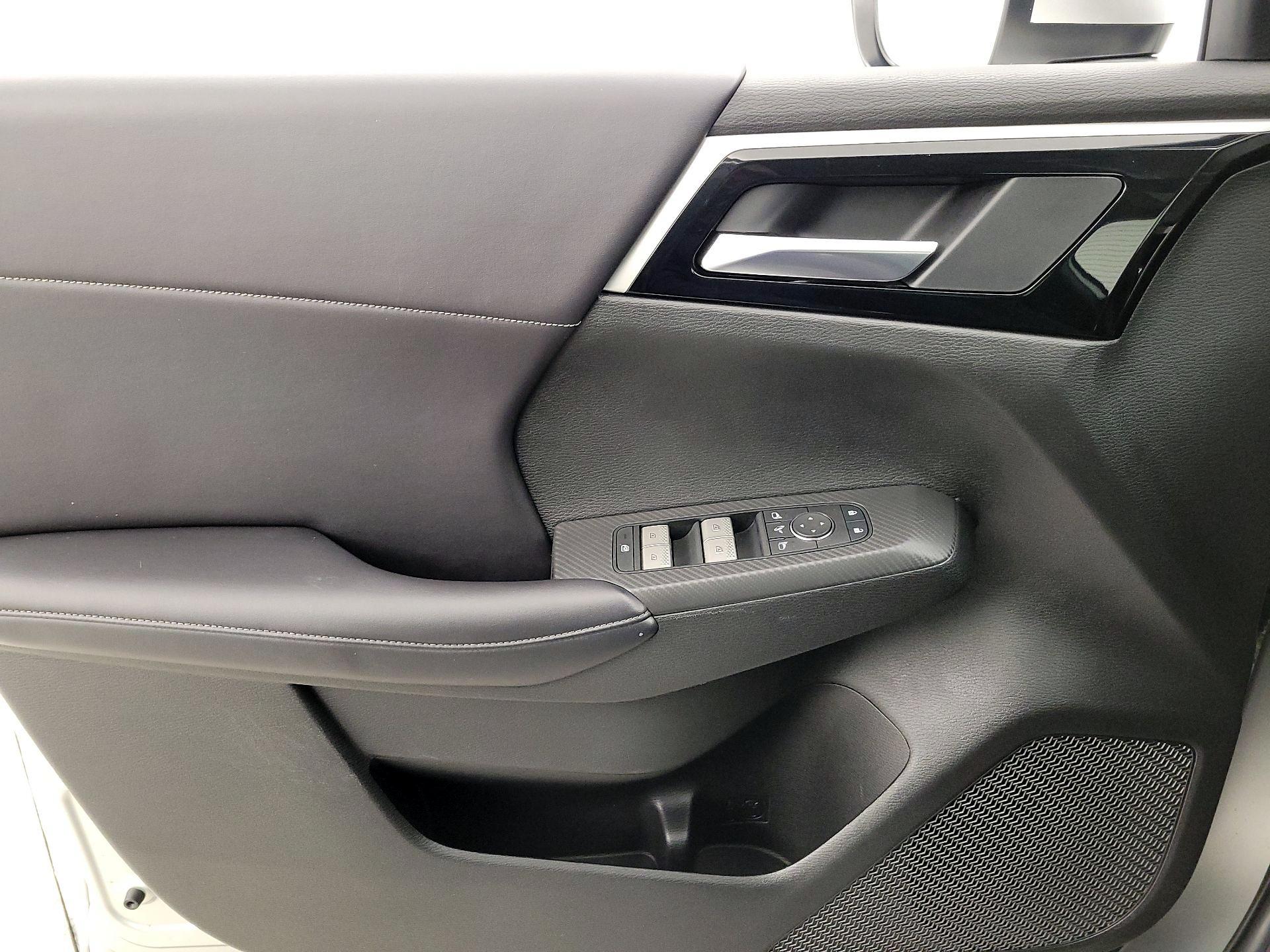 Thumbnail: 2023 Mitsubishi Outlander - 12