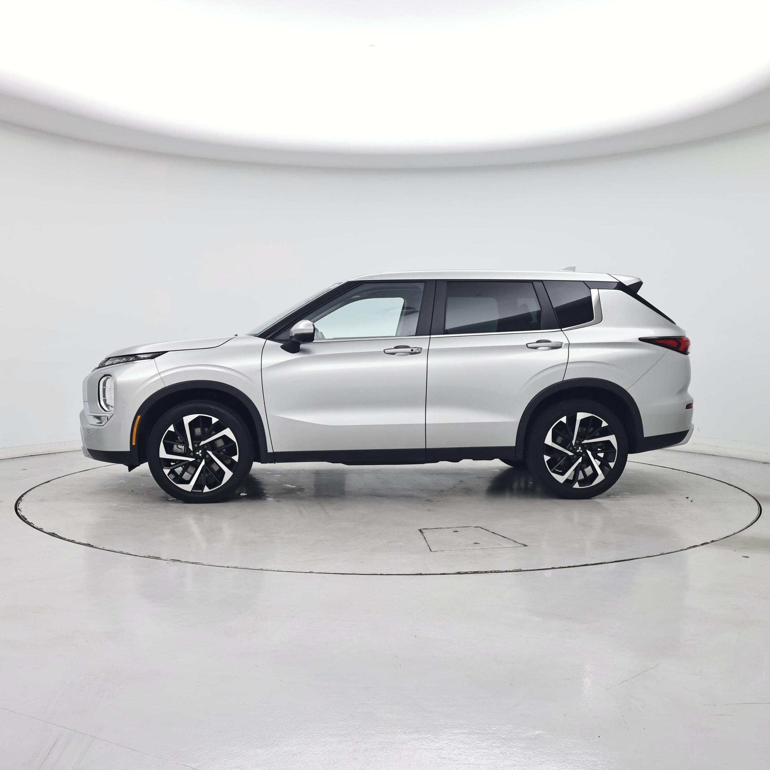 Thumbnail: 2023 Mitsubishi Outlander - 3