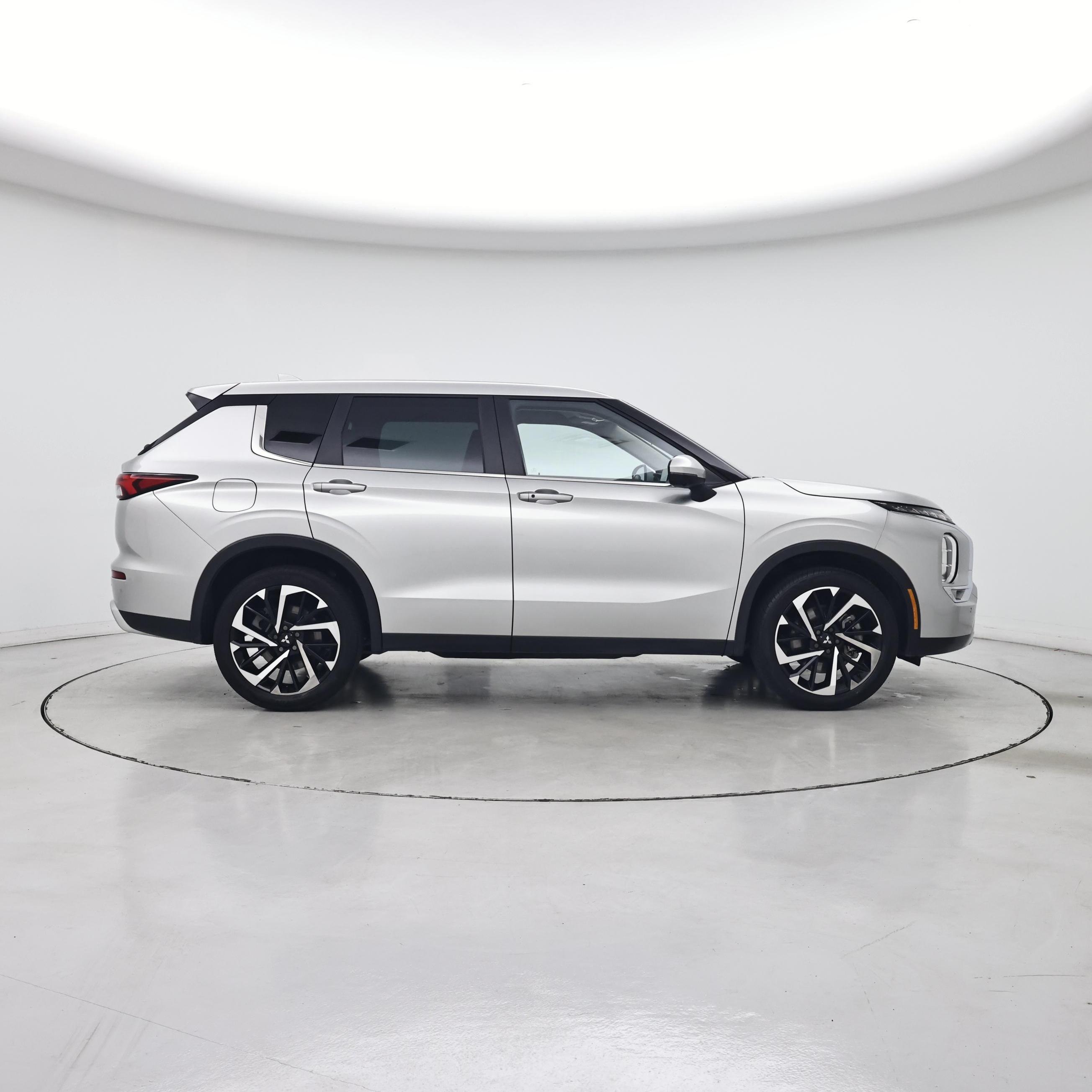 Thumbnail: 2023 Mitsubishi Outlander - 7