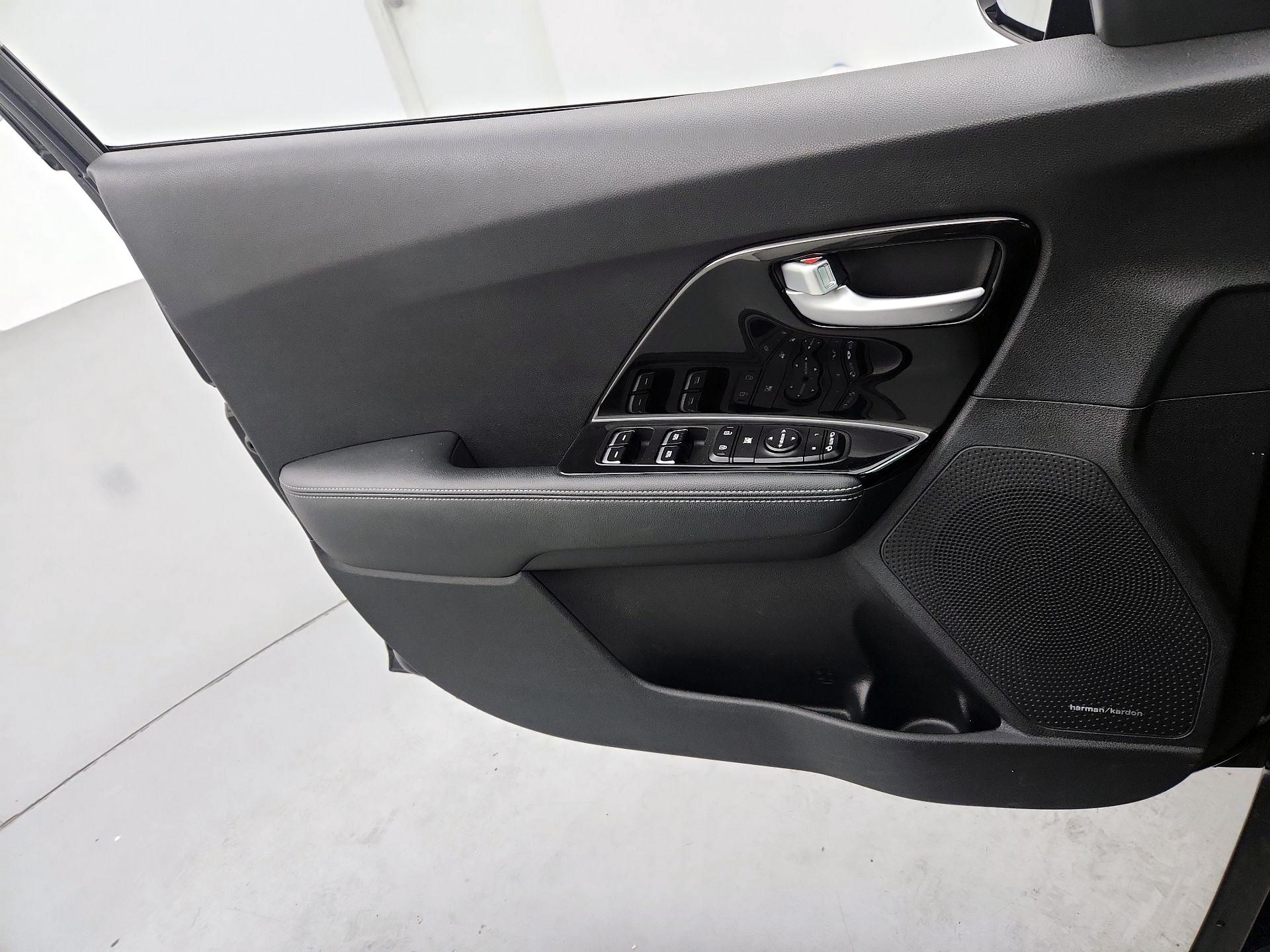 Thumbnail: 2017 Kia Niro - 12