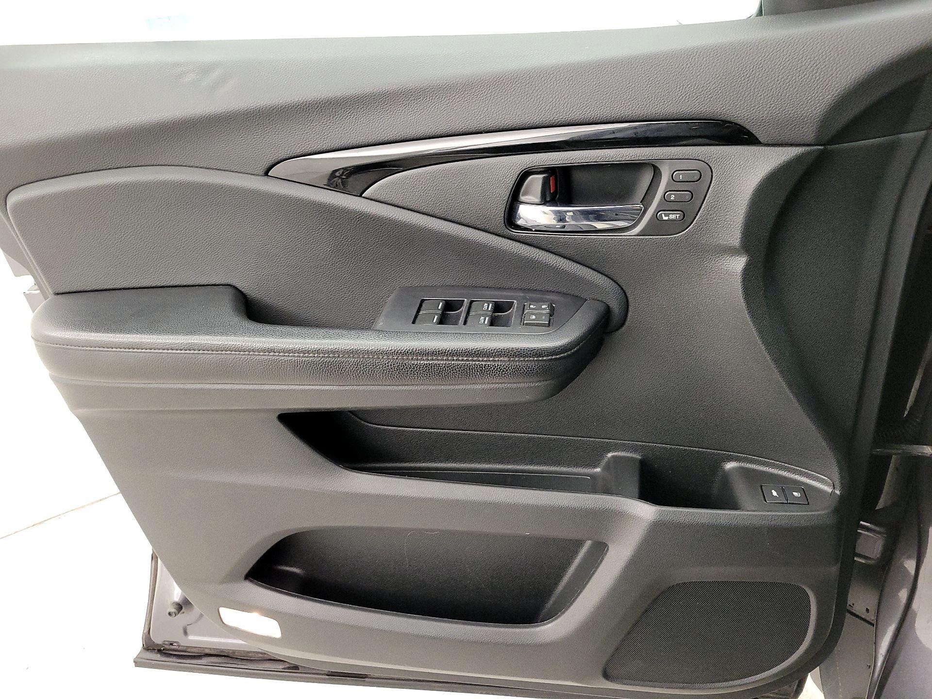 Thumbnail: 2019 Honda Pilot - 12