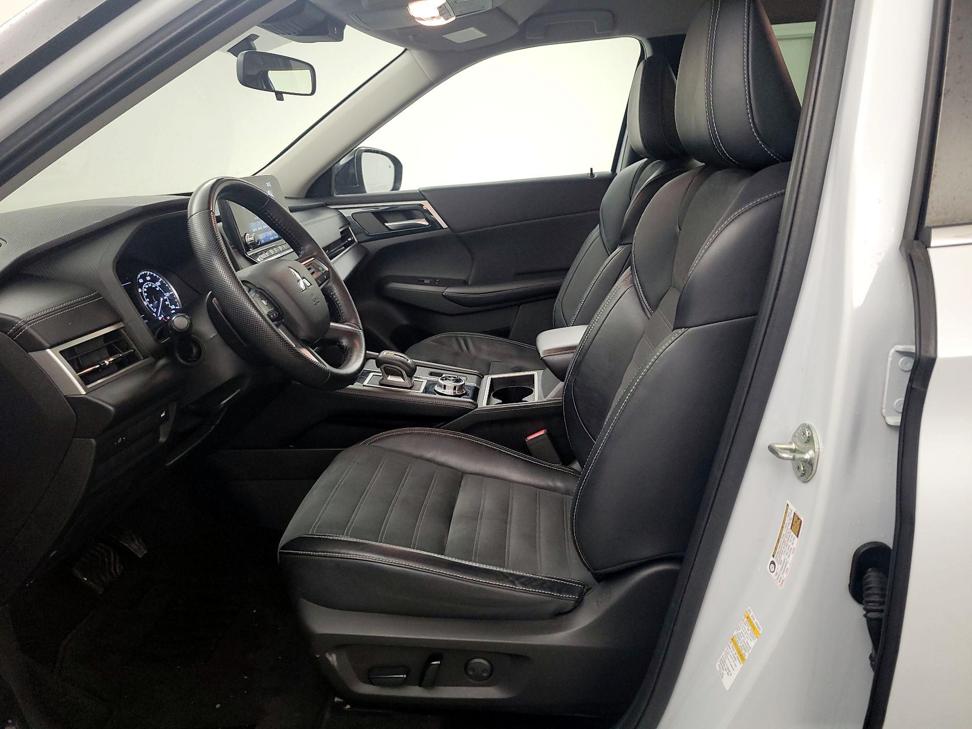 Thumbnail: 2022 Mitsubishi Outlander - 11