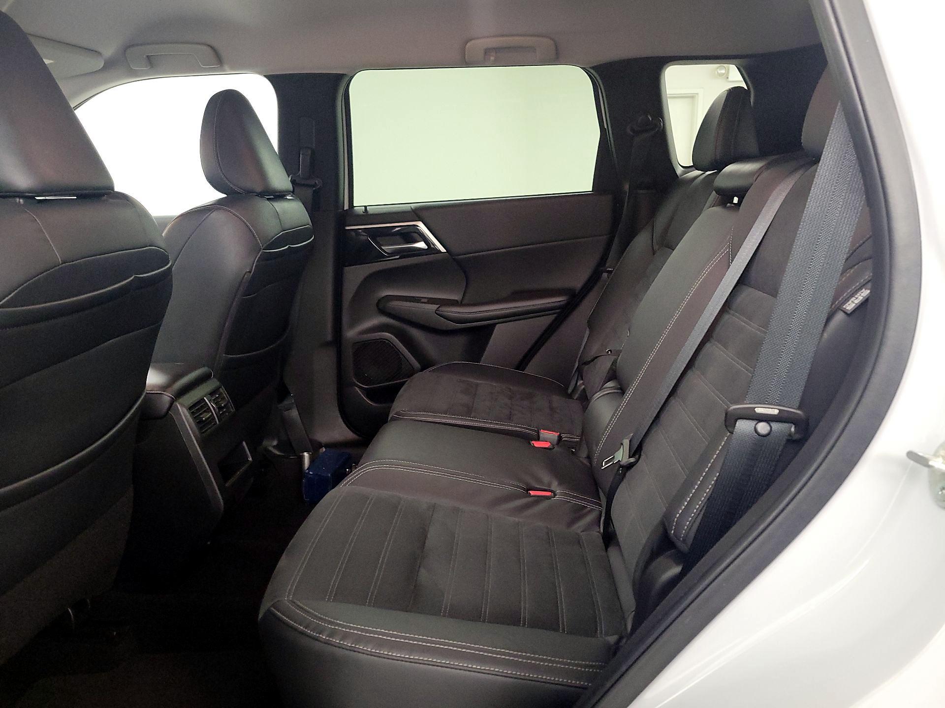 Thumbnail: 2022 Mitsubishi Outlander - 20