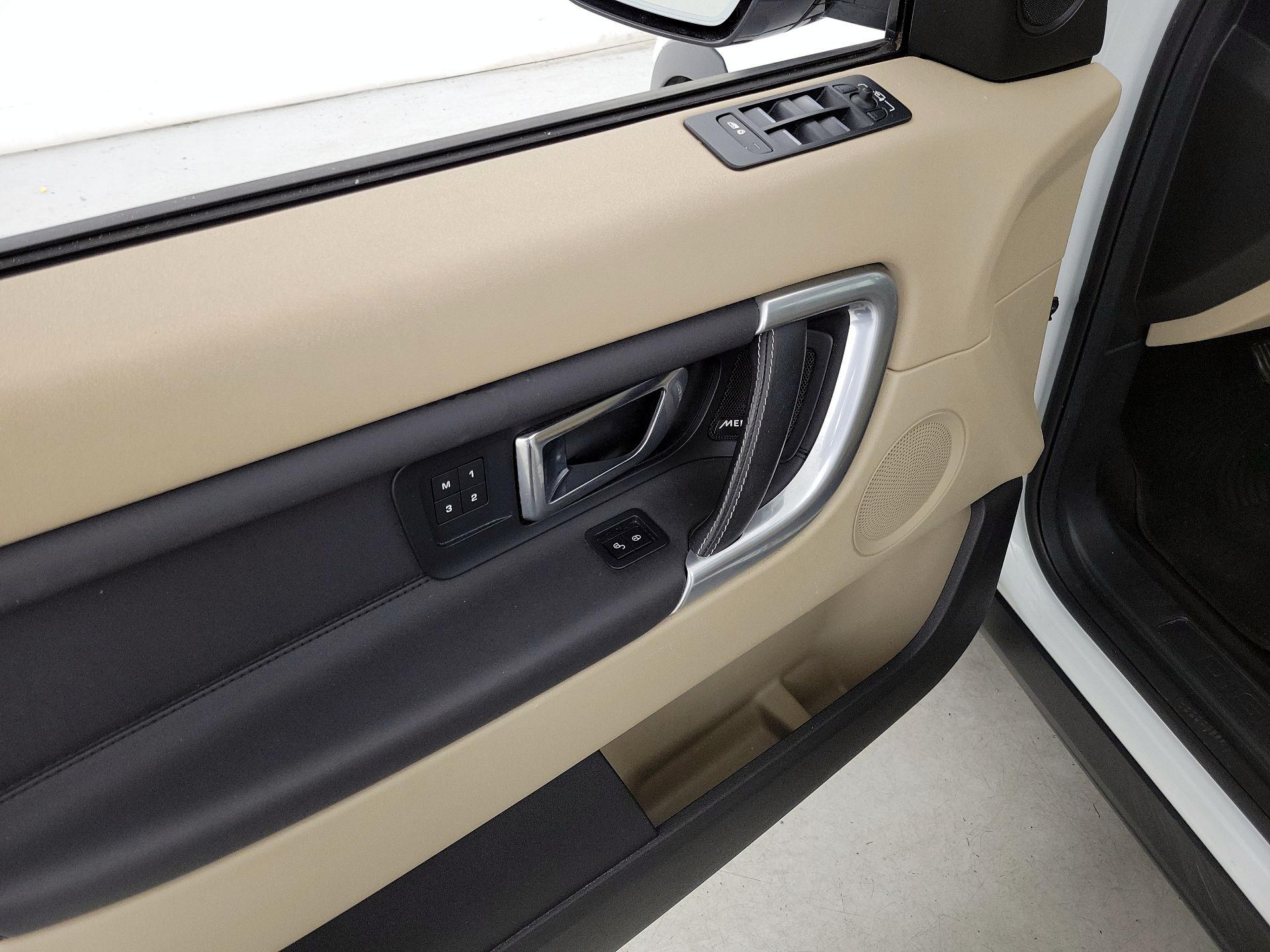 Thumbnail: 2018 Land Rover Discovery Sport - 12