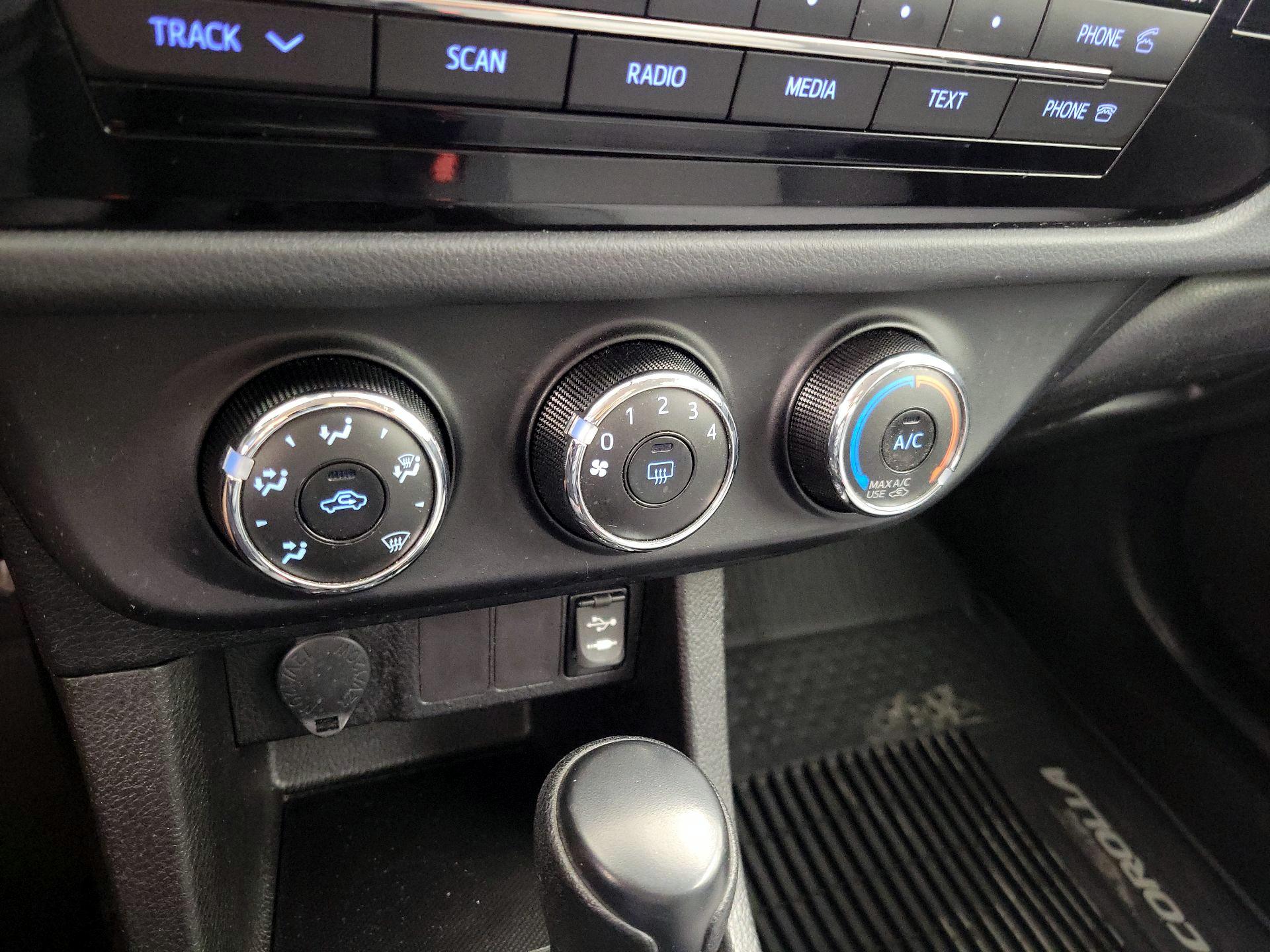 Thumbnail: 2015 Toyota Corolla - 15