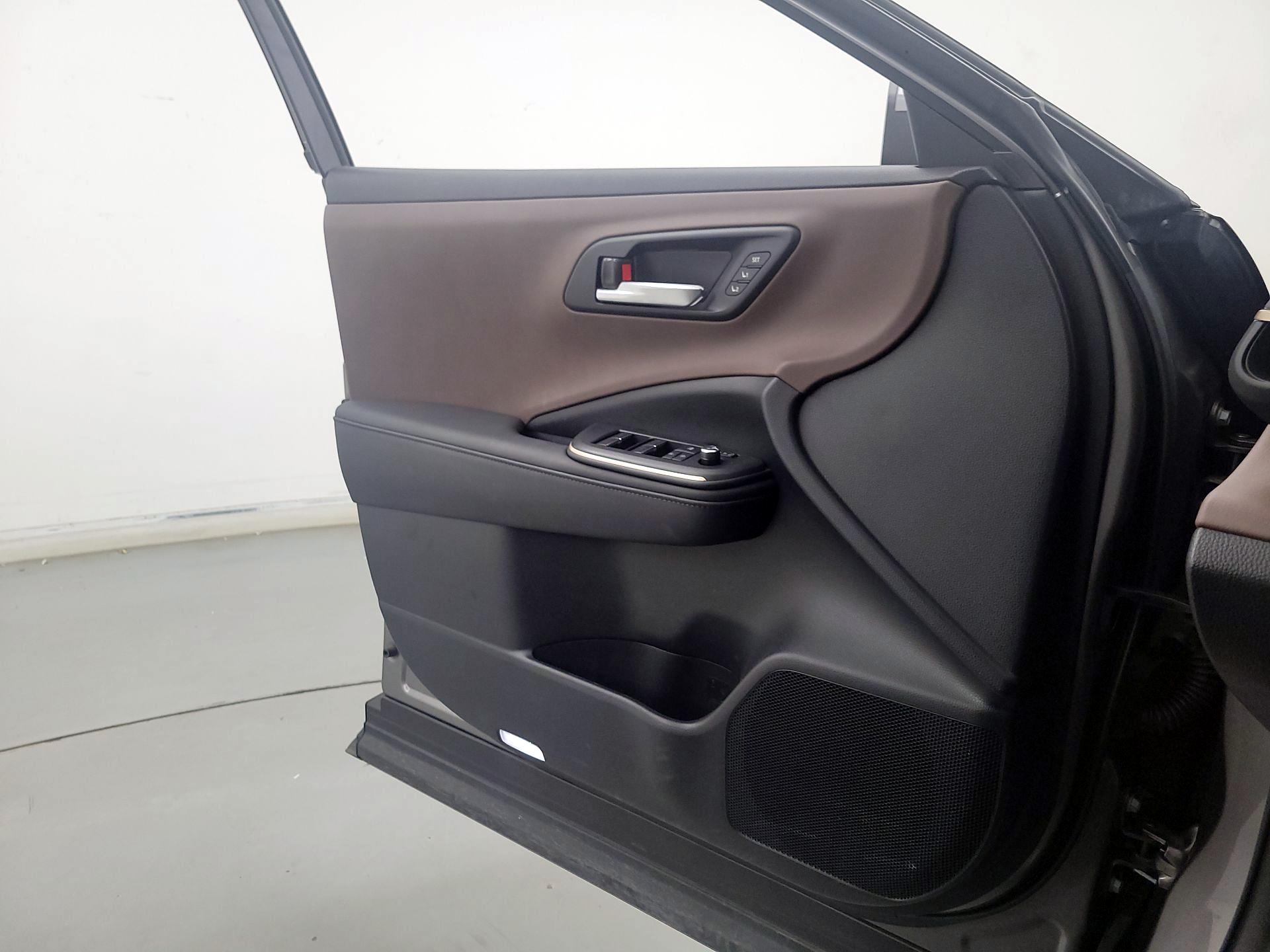 Thumbnail: 2023 Toyota Crown - 12