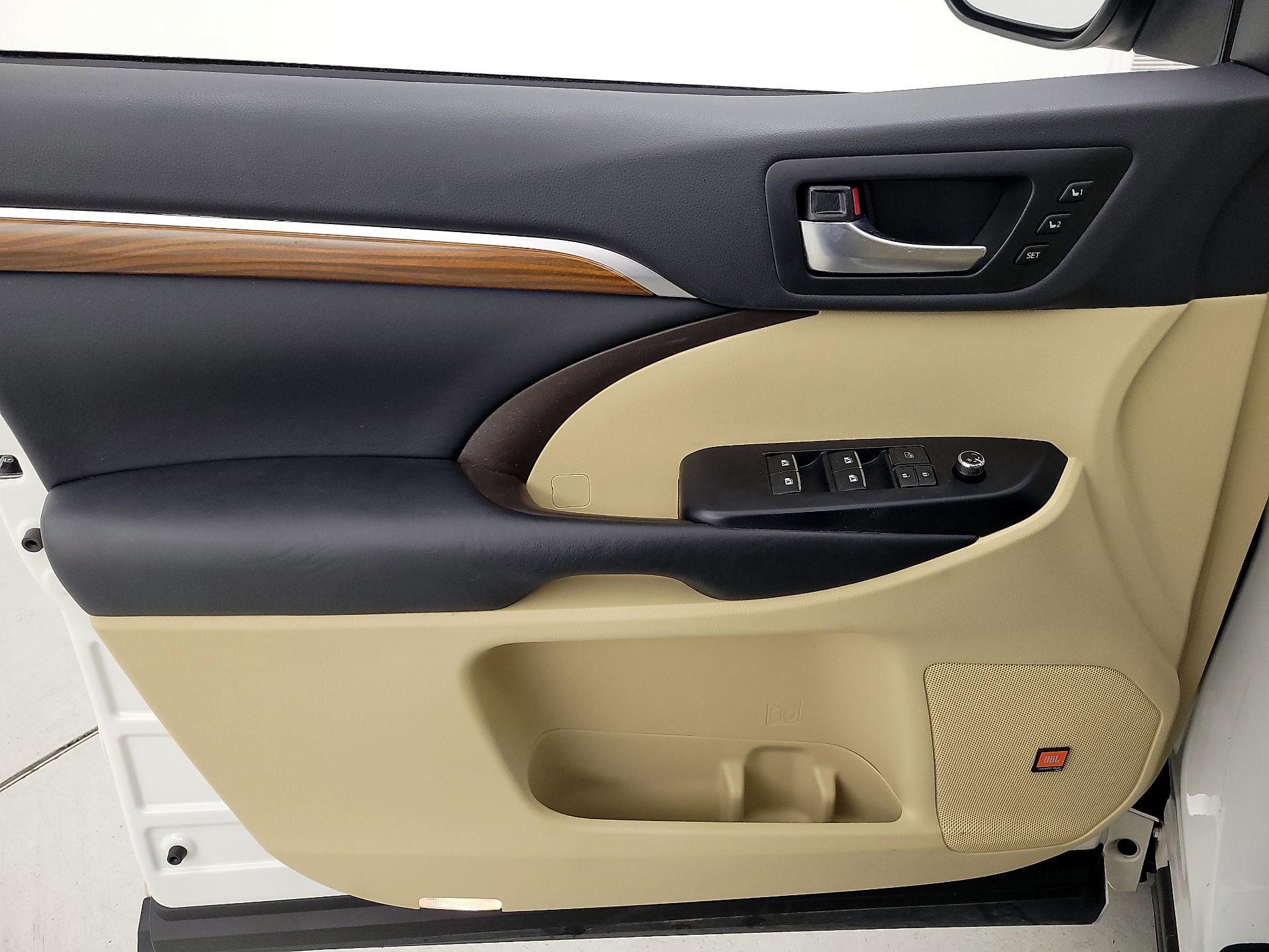 Thumbnail: 2019 Toyota Highlander - 12