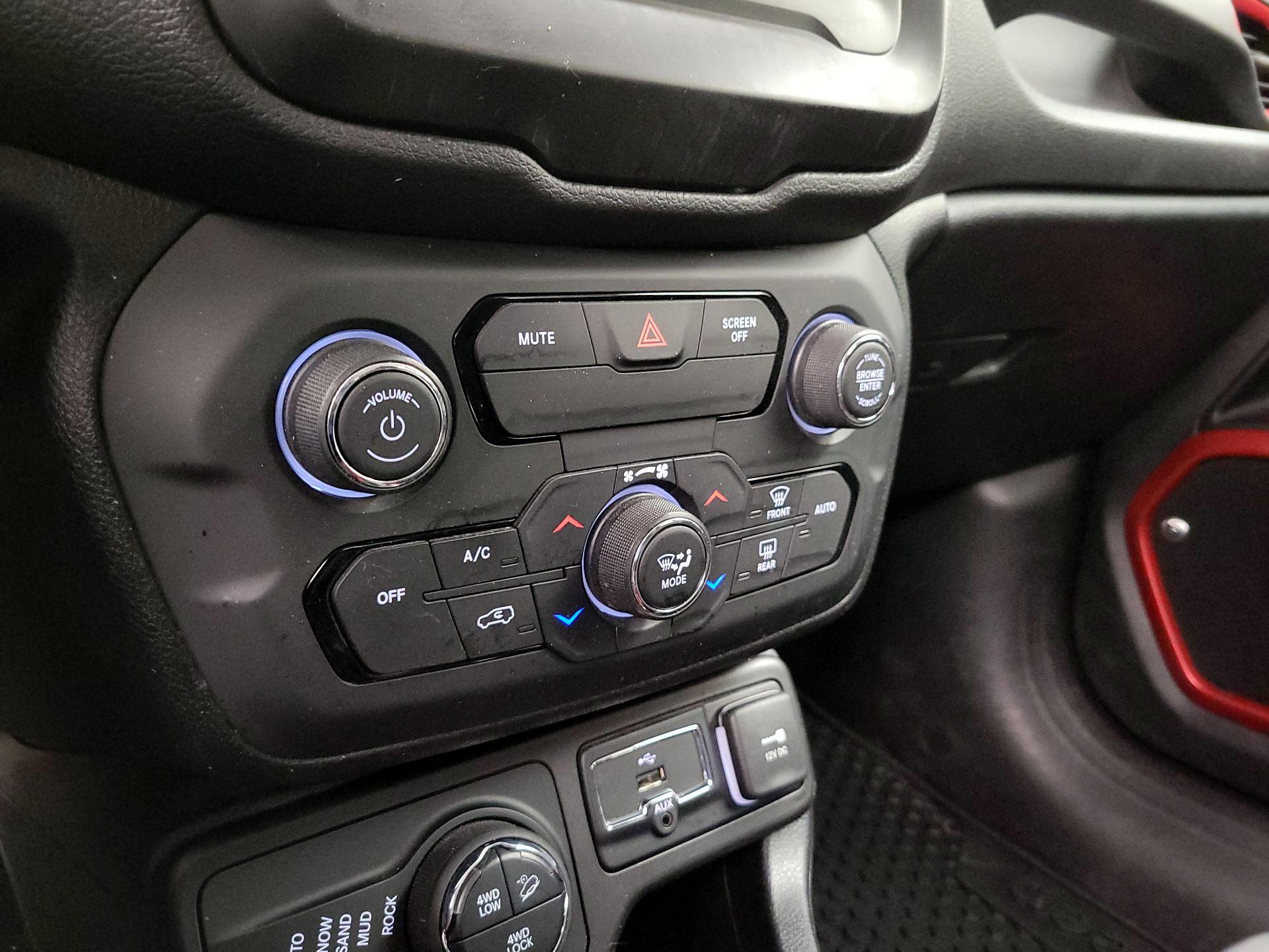 Thumbnail: 2018 Jeep Renegade - 16