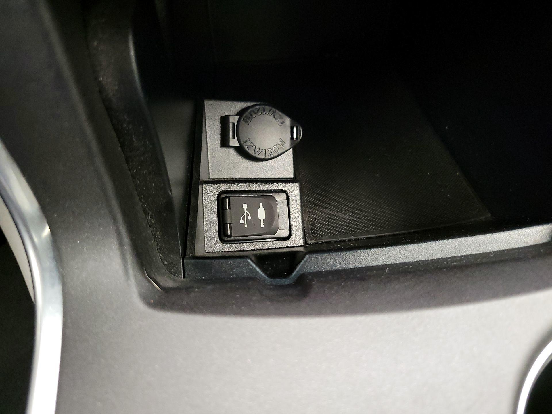 Thumbnail: 2016 Toyota Camry - 18