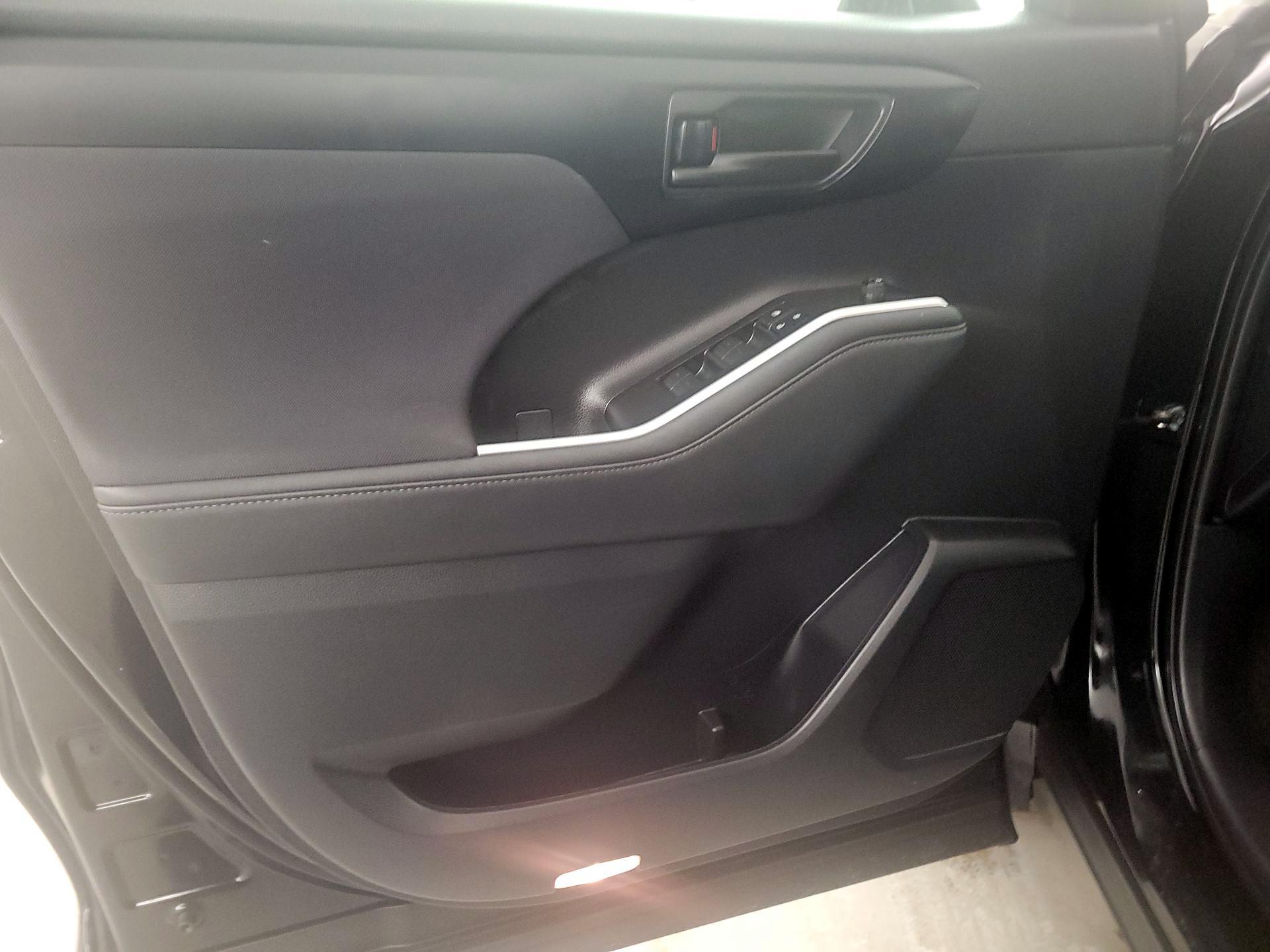 Thumbnail: 2023 Toyota Highlander - 12