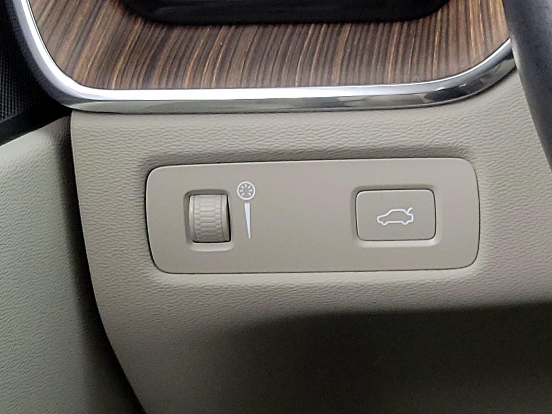 Thumbnail: 2022 Volvo XC60 - 13