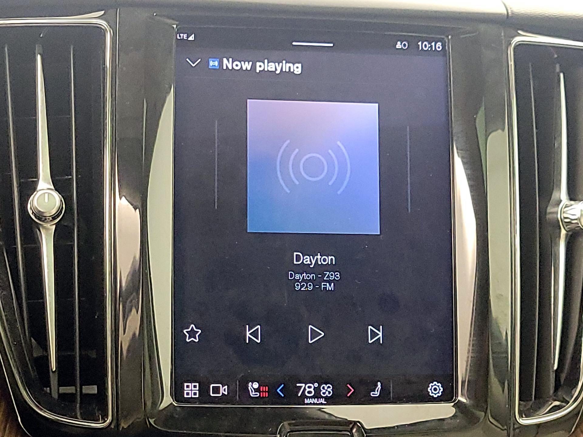 Thumbnail: 2022 Volvo XC60 - 16