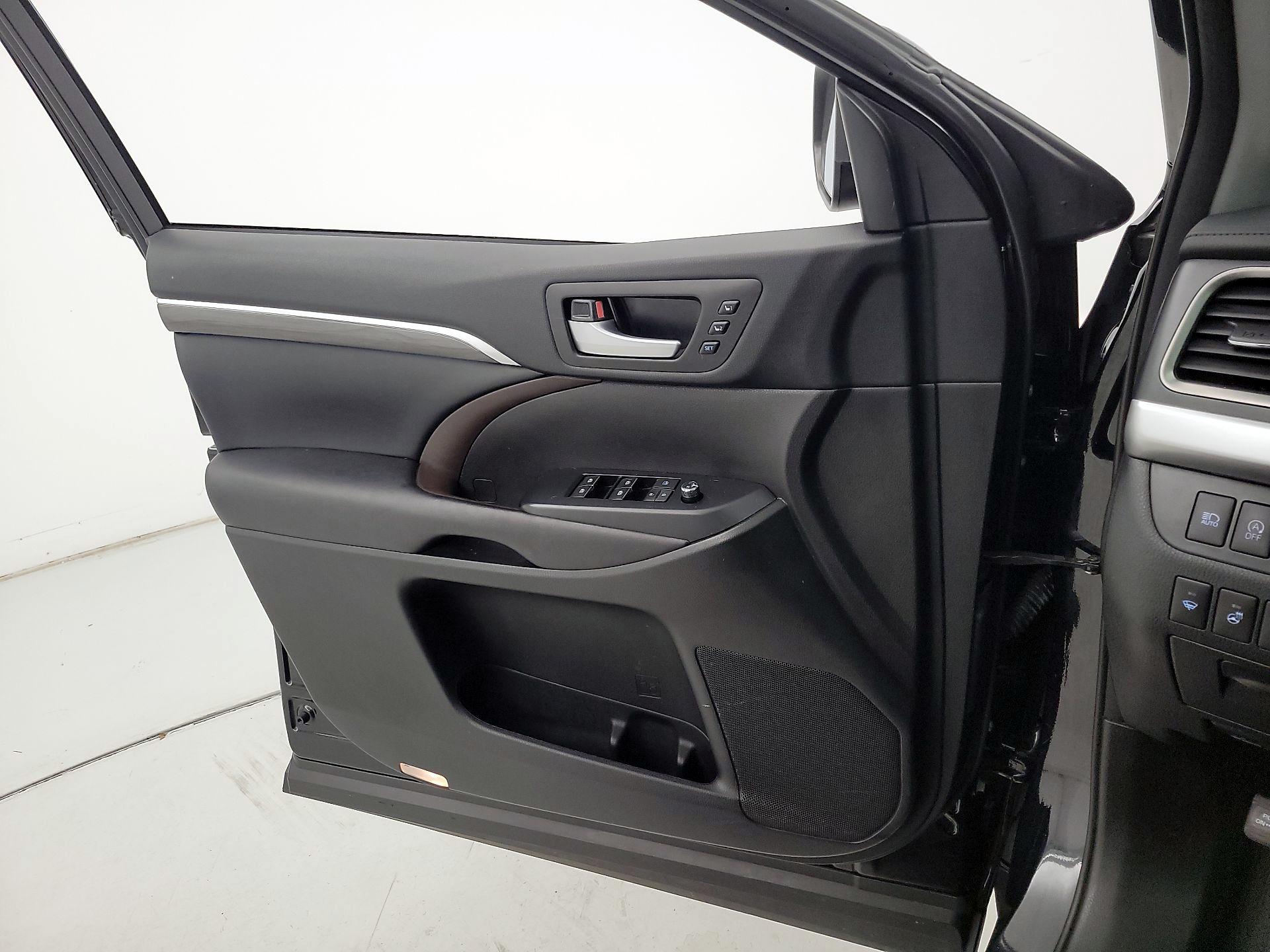 Thumbnail: 2017 Toyota Highlander - 12