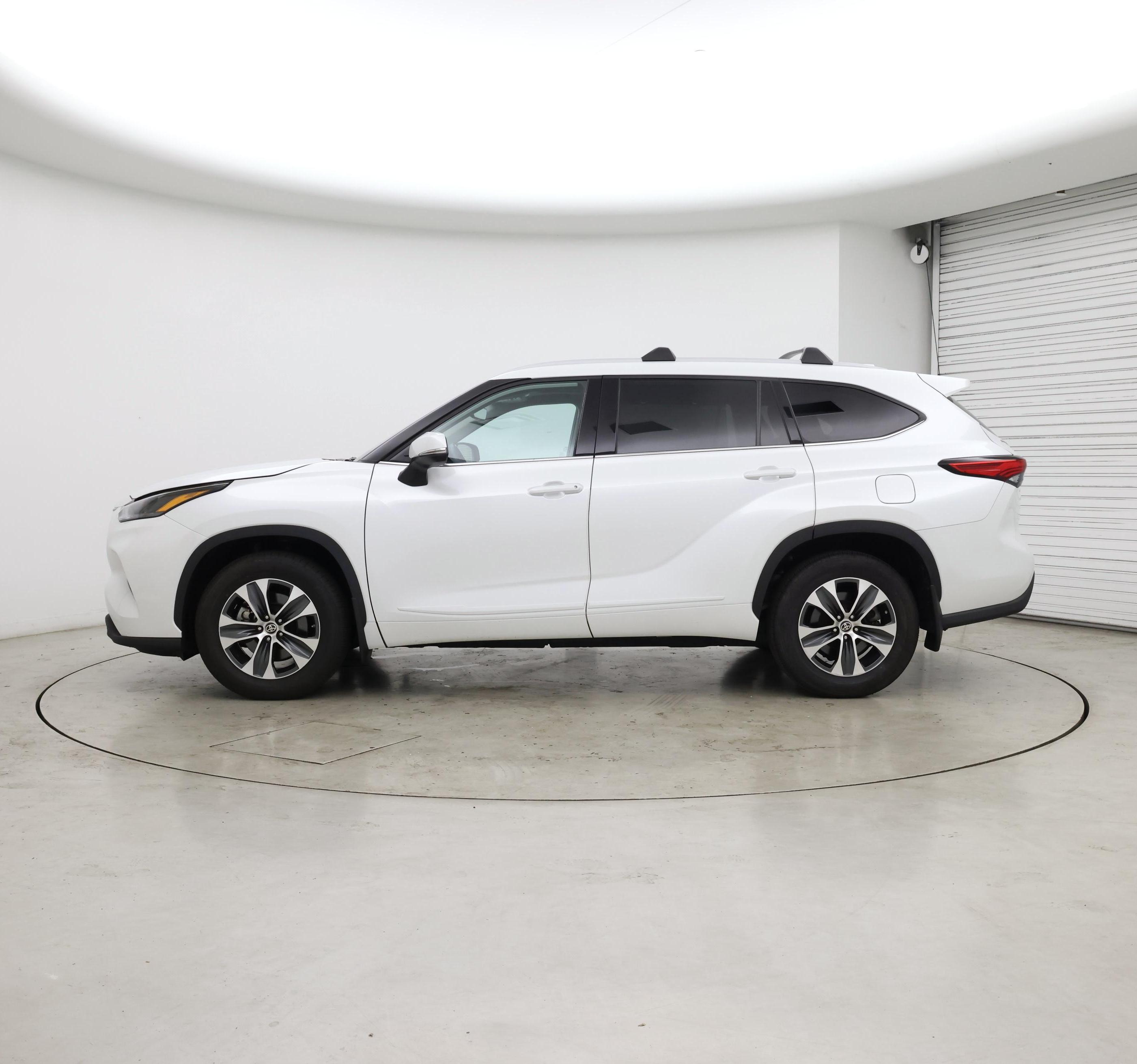 Thumbnail: 2022 Toyota Highlander - 3