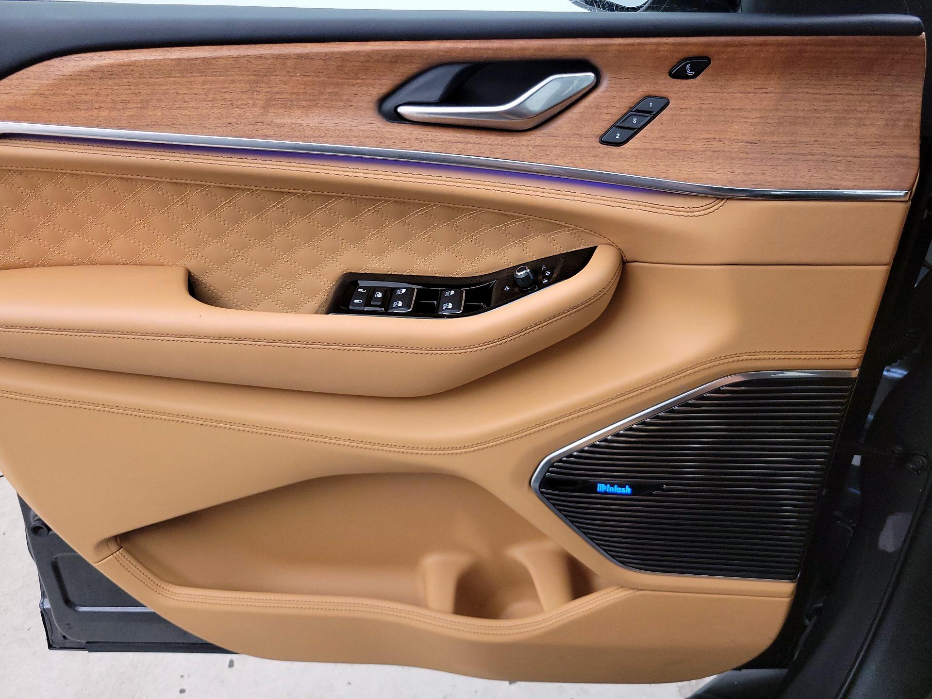 Thumbnail: 2022 Jeep Grand Cherokee - 12