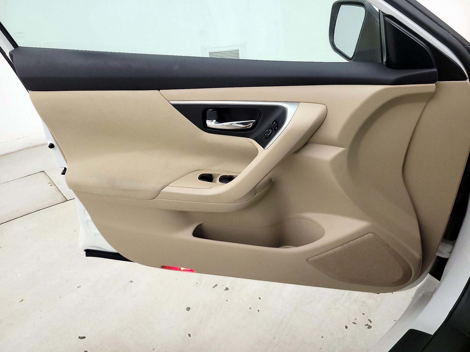 Thumbnail: 2015 Nissan Altima - 12