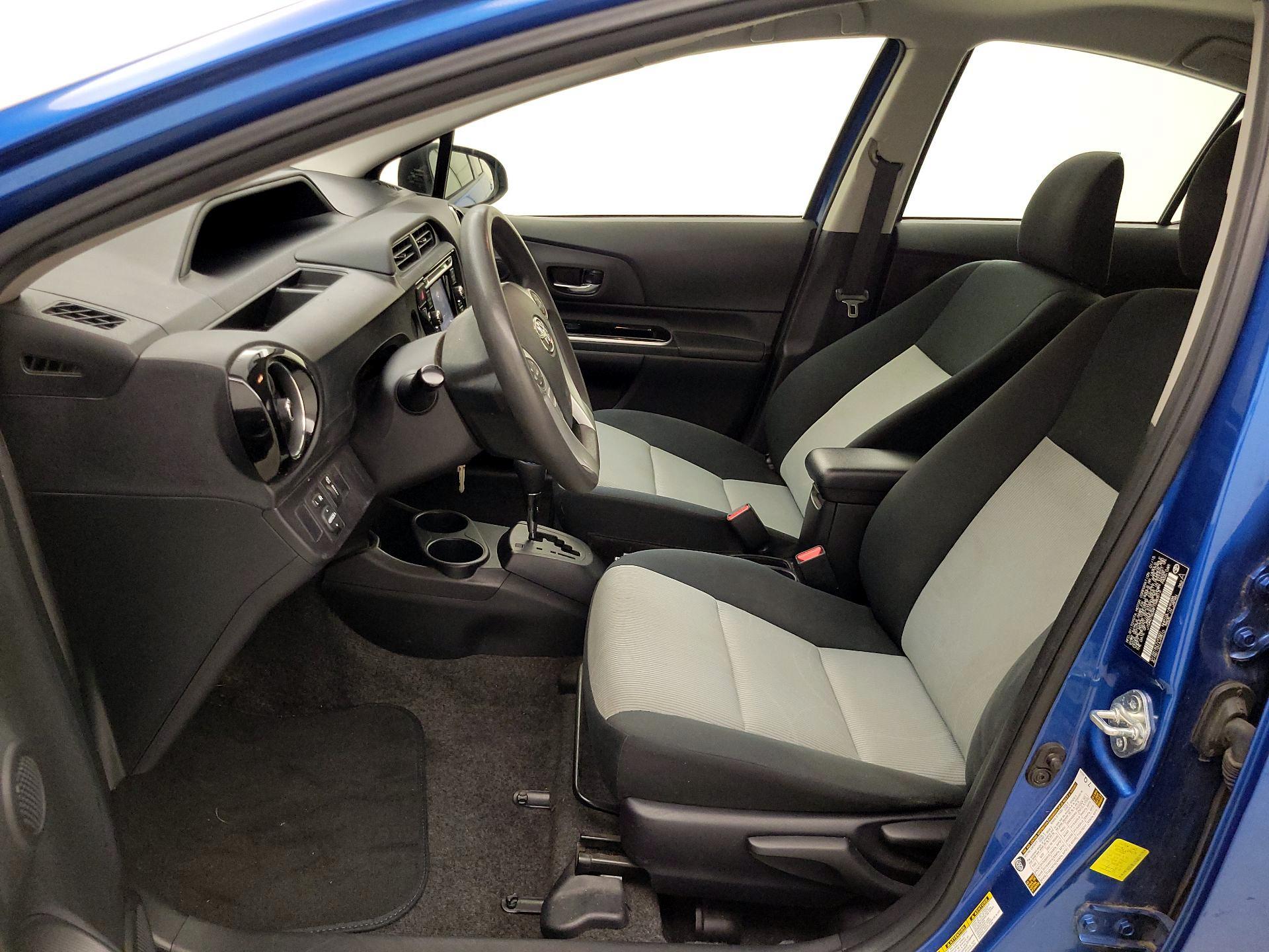 Thumbnail: 2015 Toyota Prius c - 11