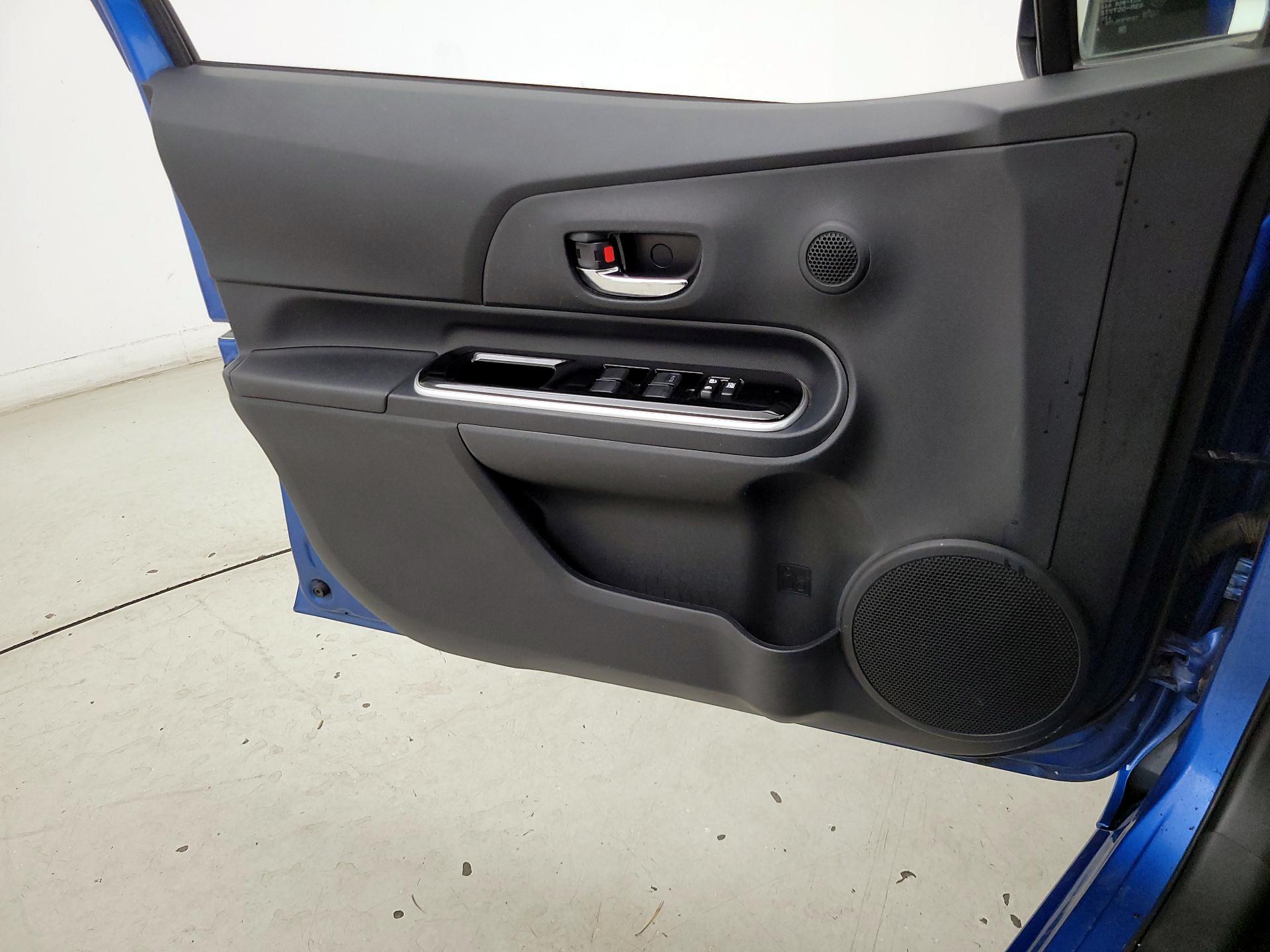 Thumbnail: 2015 Toyota Prius c - 12