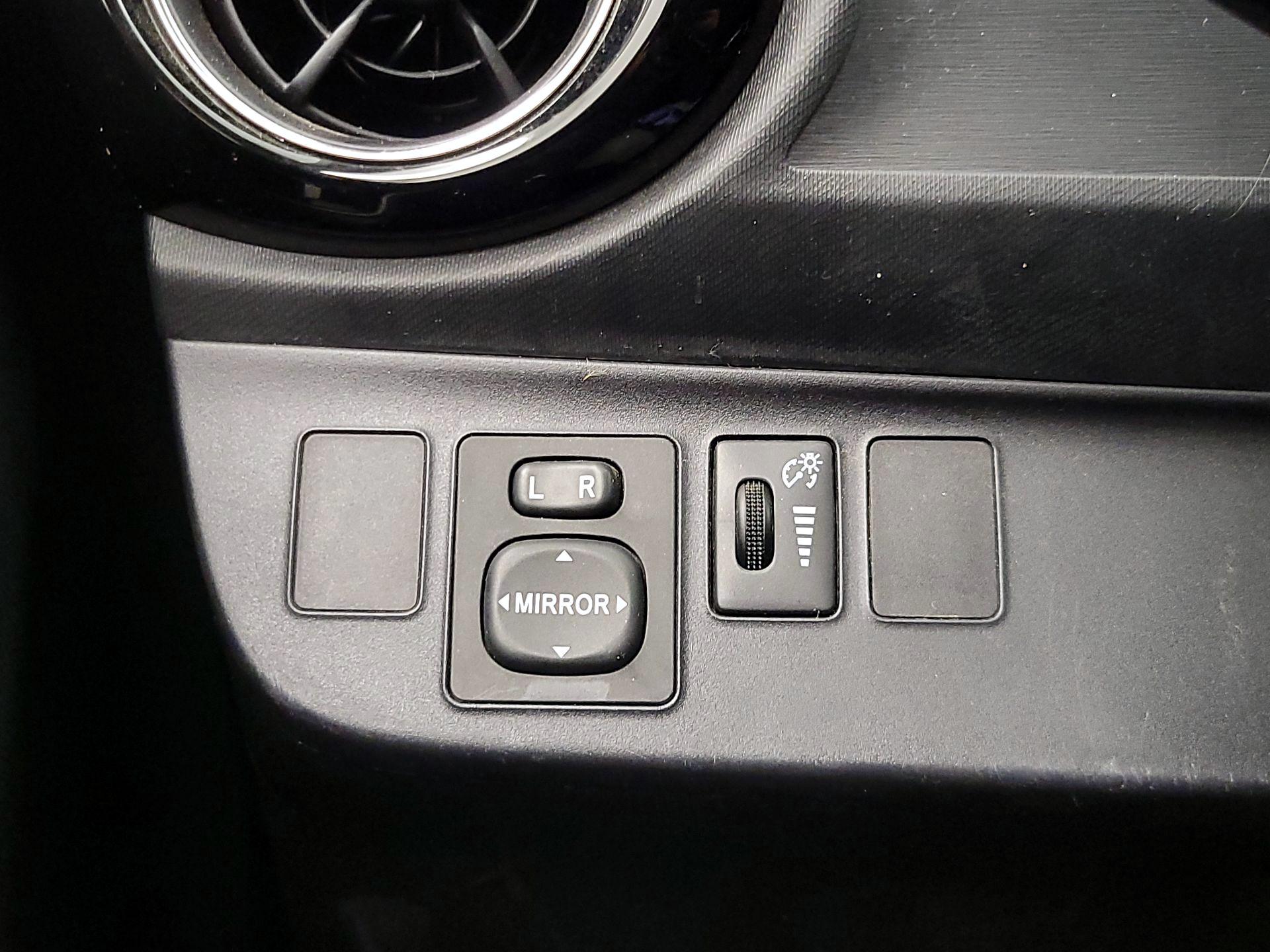 Thumbnail: 2015 Toyota Prius c - 13