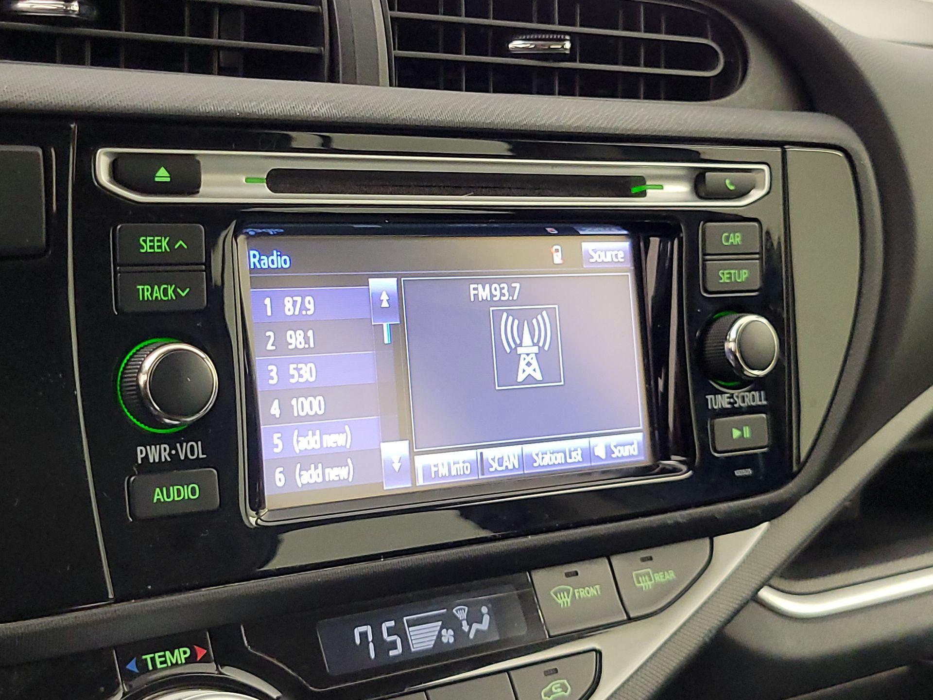 Thumbnail: 2015 Toyota Prius c - 14