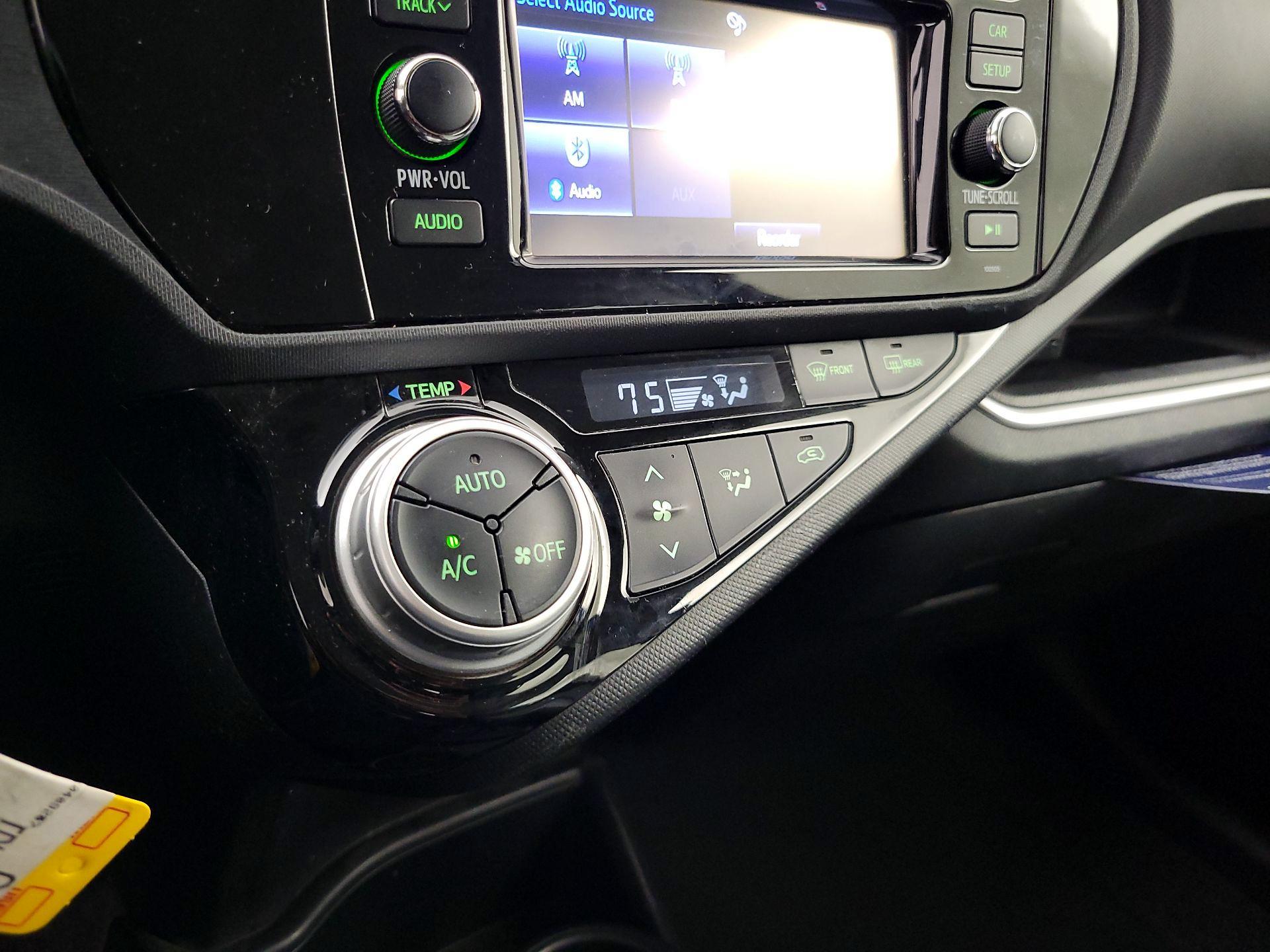 Thumbnail: 2015 Toyota Prius c - 15