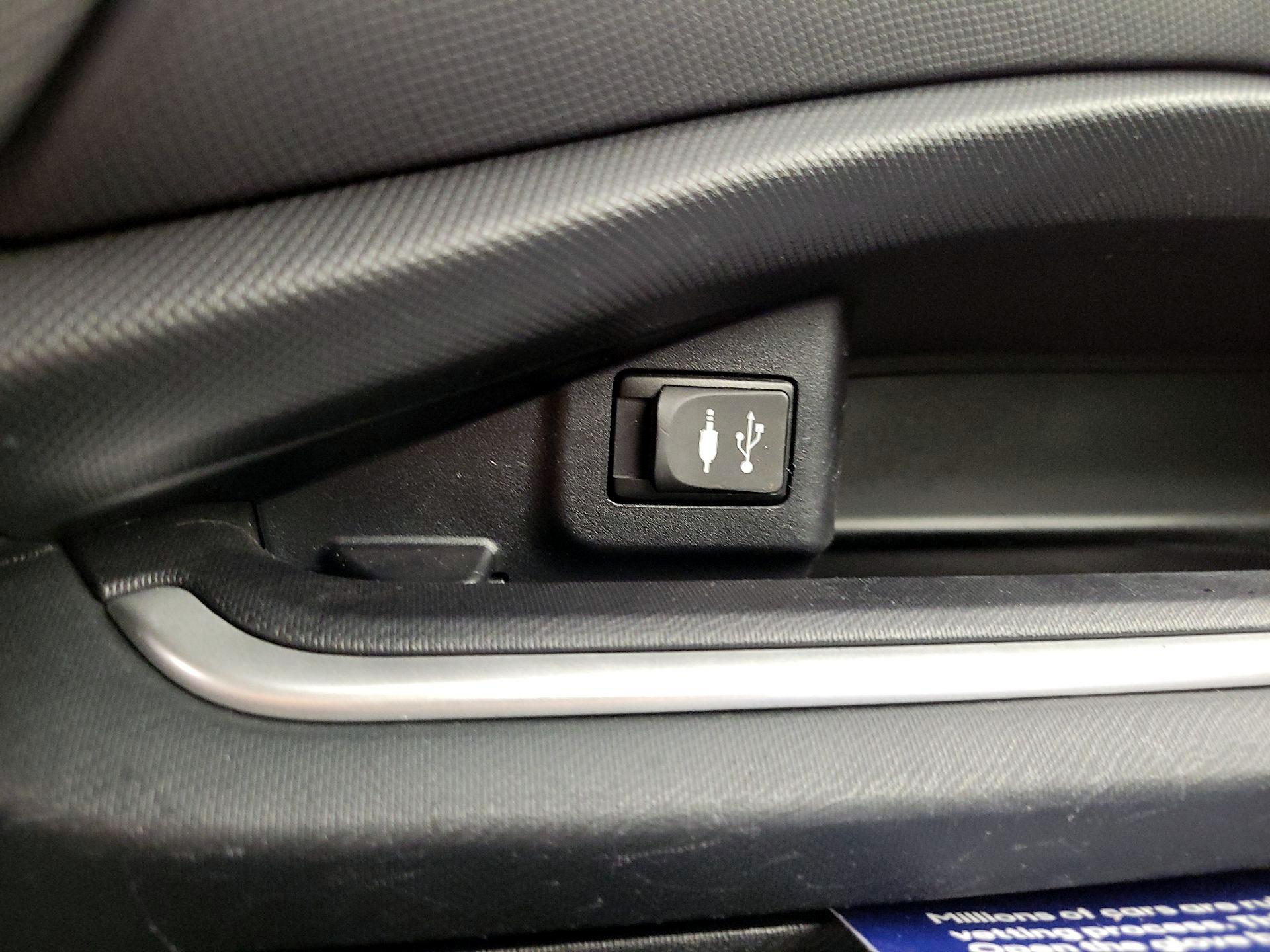 Thumbnail: 2015 Toyota Prius c - 17