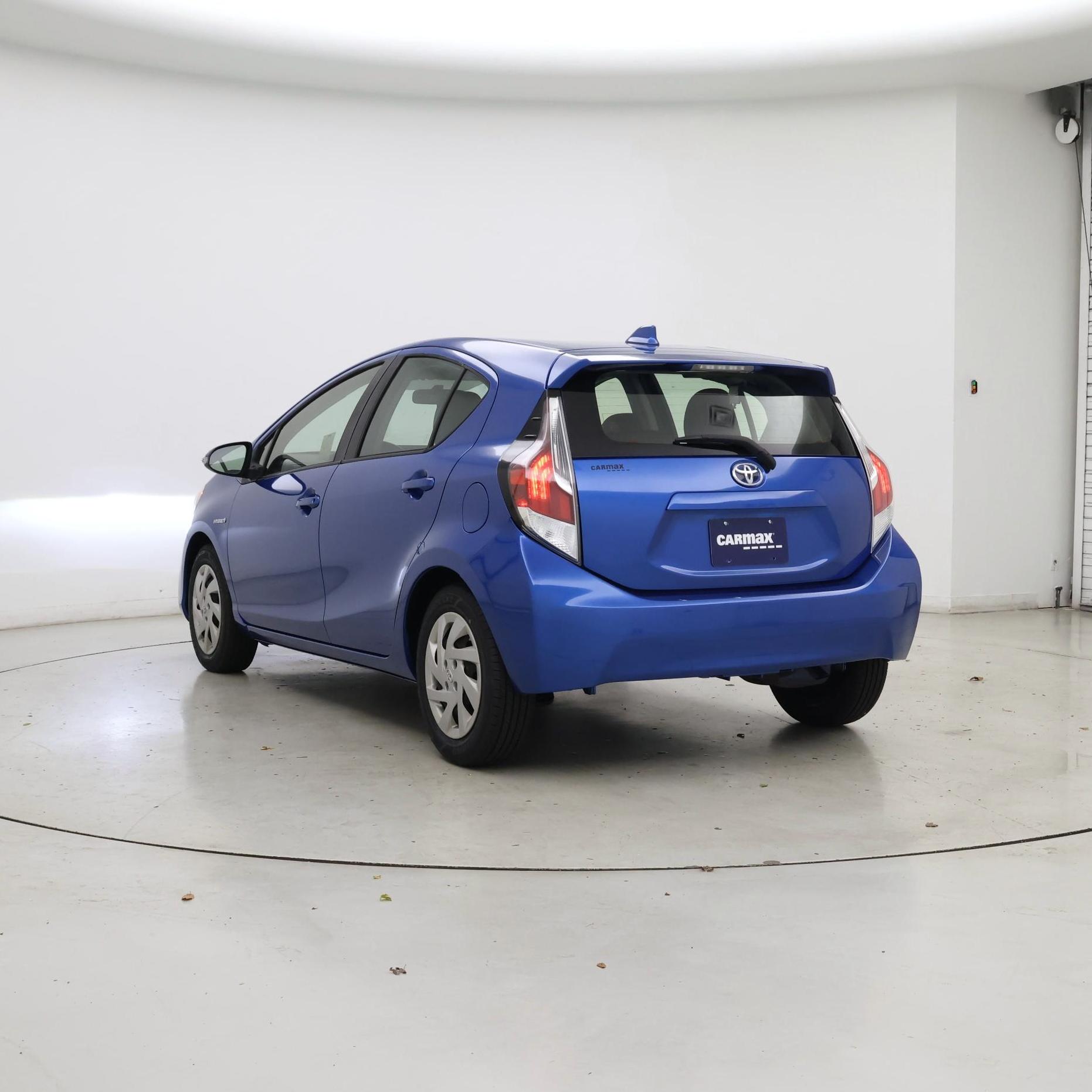 Thumbnail: 2015 Toyota Prius c - 2